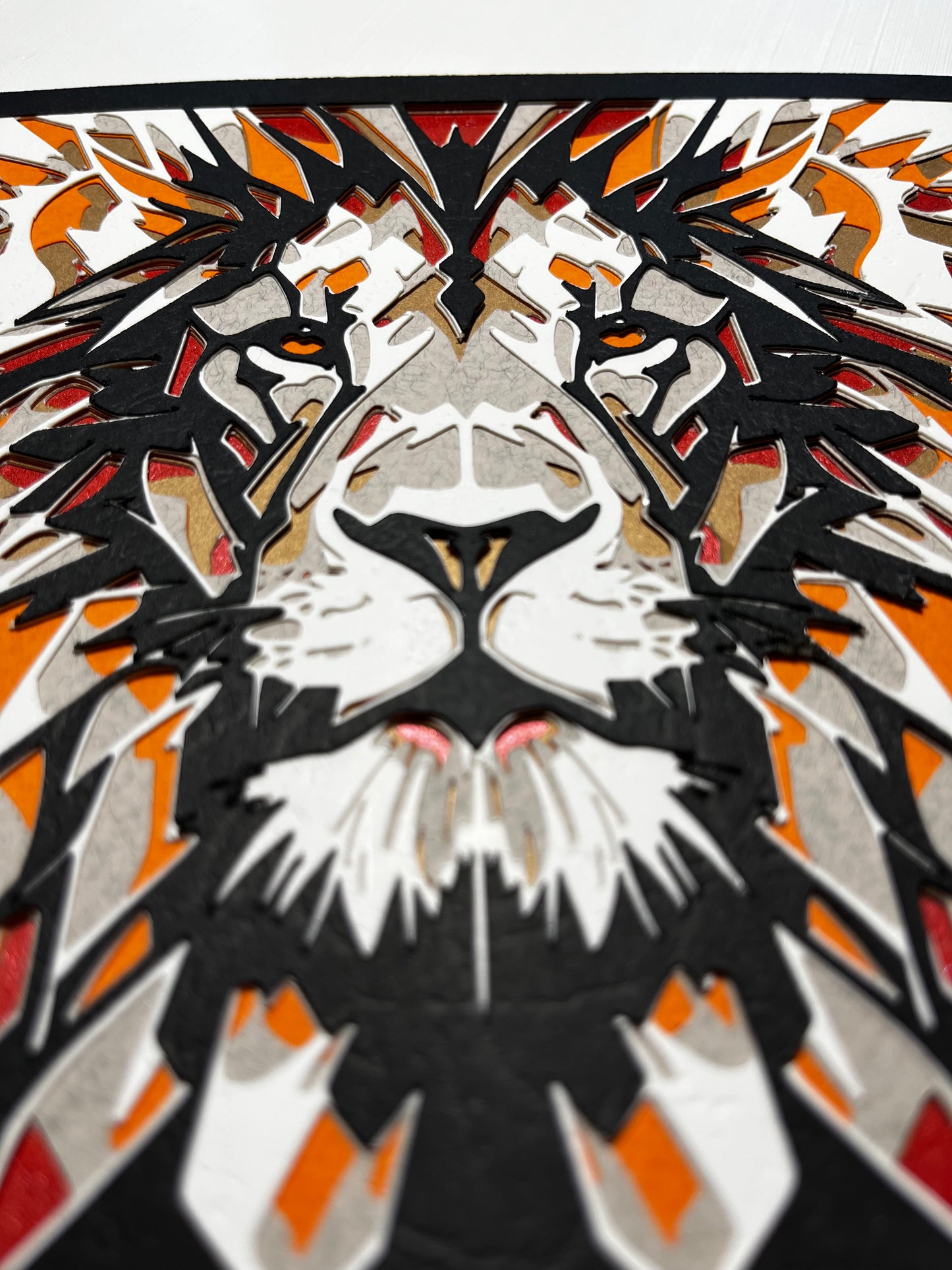 Detalj ručno rađene 3D papercut dekoracije lava – slojevi kartona u geometrijskom stilu
