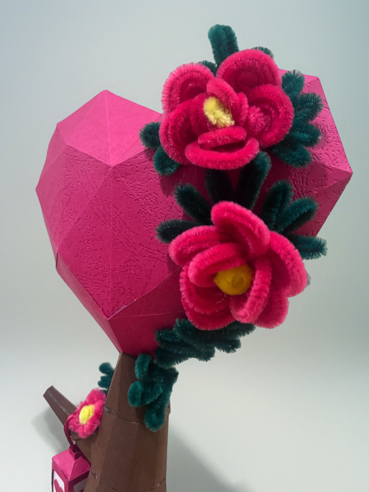 Low poly srce u obliku drveta sa ručno rađenim žičanim cvetovima, roze geometrijsko srce, fuzzy wire cvetovi, poklon za Dan zaljubljenih