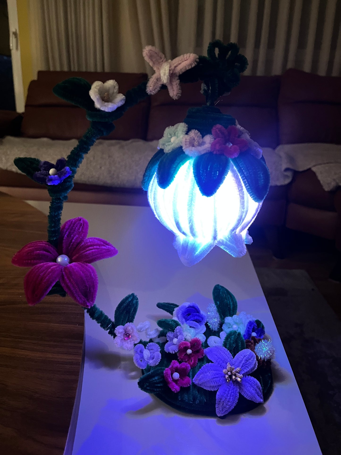 Detalj plišanog drveta sa uključenim LED svetlom