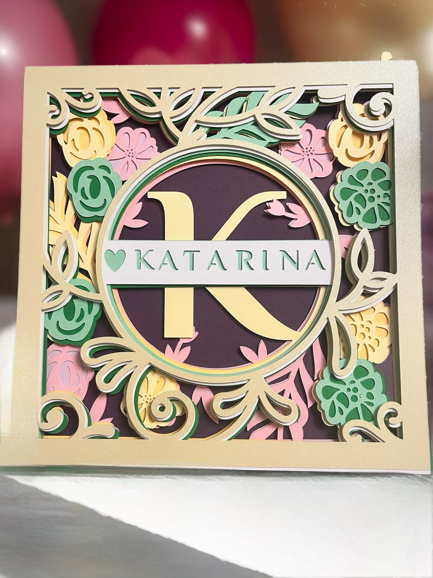 Personalizovani shadow box sa inicijalom K i imenom Katarina - 3D dekoracija od kartona sa cvetnim motivima, idealan poklon za rođendane