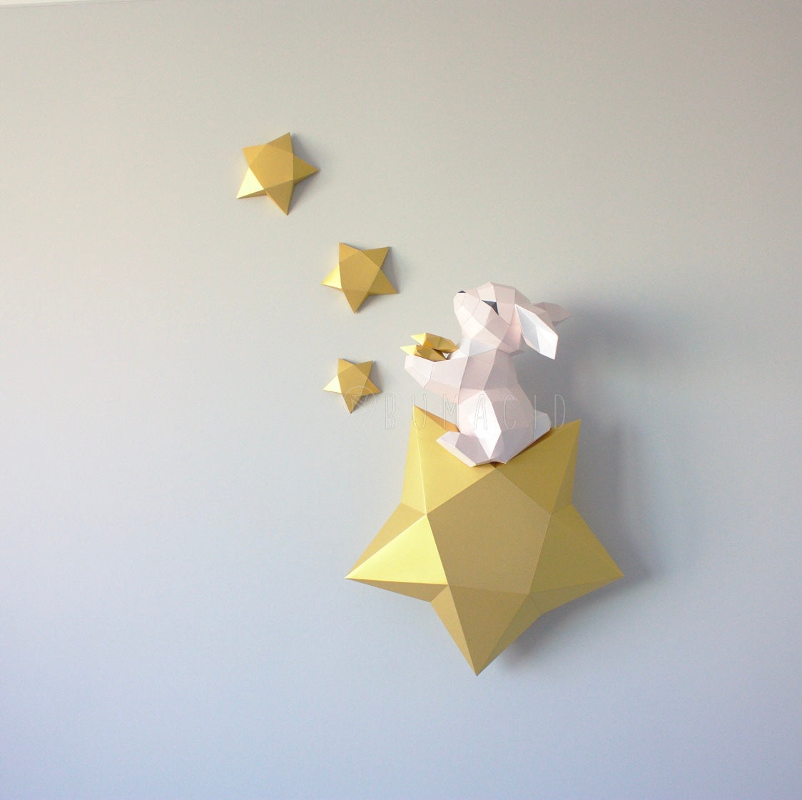 3D papercraft zečić na zlatnoj zvezdi – zidna dekoracija sa plutajućim zvezdama u dečijoj sobi