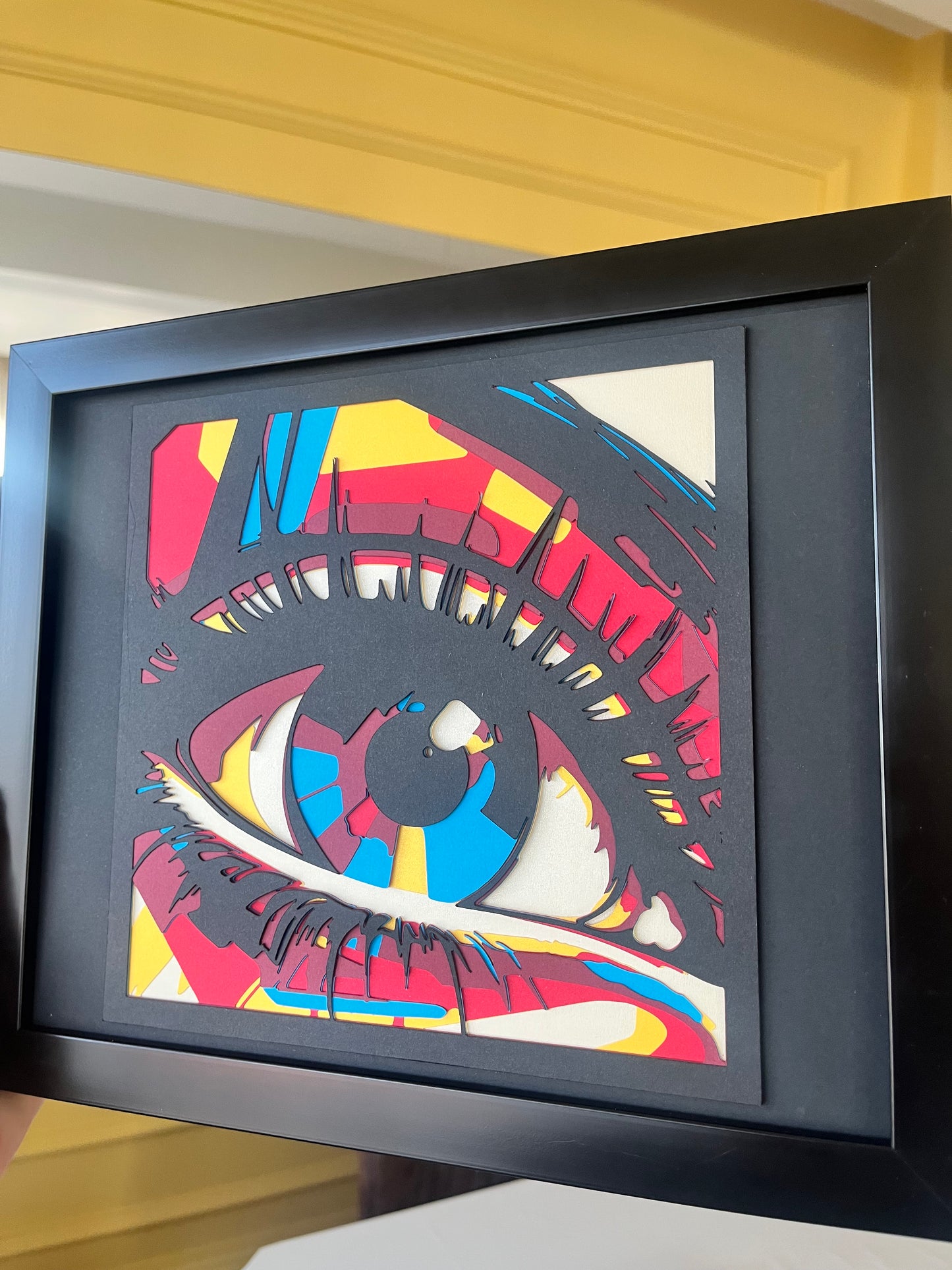 3D shadow box slika oka u pop art stilu sa višeslojnom strukturom u crnom okviru