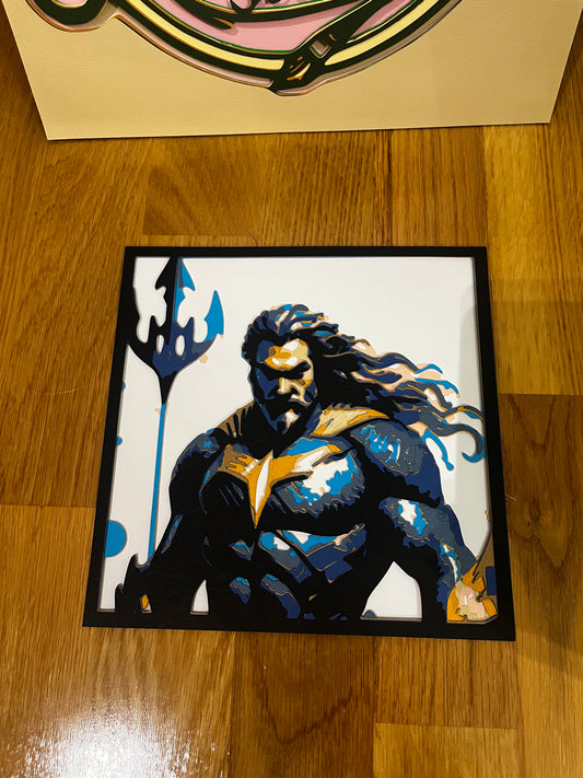  3D Shadow Box pop art Aquaman sa trozupcem – crni okvir, plavo-zlatna paleta, krupni plan detalja