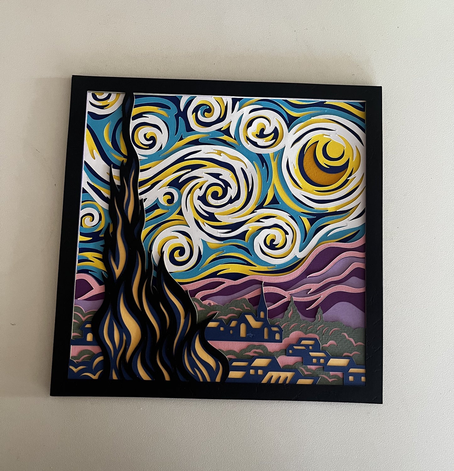 3D Shadow Box Van Gogh Zvezdana Noć – višeslojna papercut dekoracija u crnom okviru sa vrtložnim oblacima i kiparisom