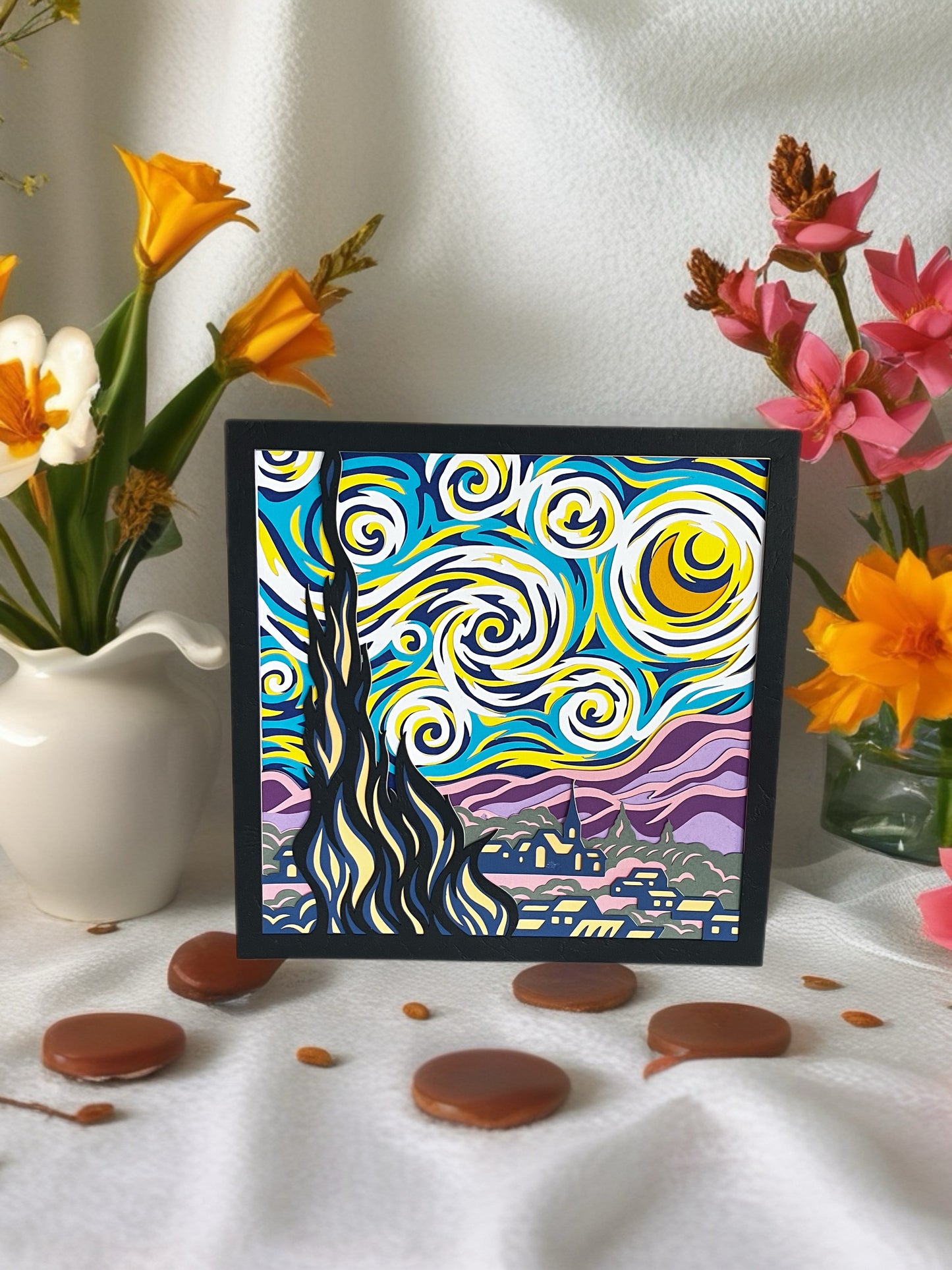 3D Shadow Box papercut interpretacija Van Gogh Zvezdane Noći – crni okvir, lifestyle prikaz sa cvećem