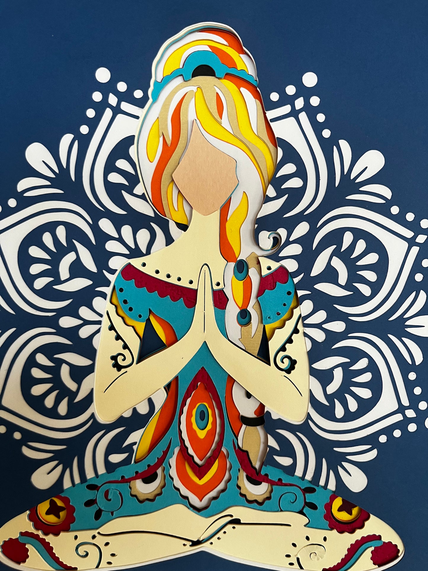 3D Shadow Box detalj yoga figure – višeslojna papercut tehnika sa šarenim detaljima i mandala ornamentima