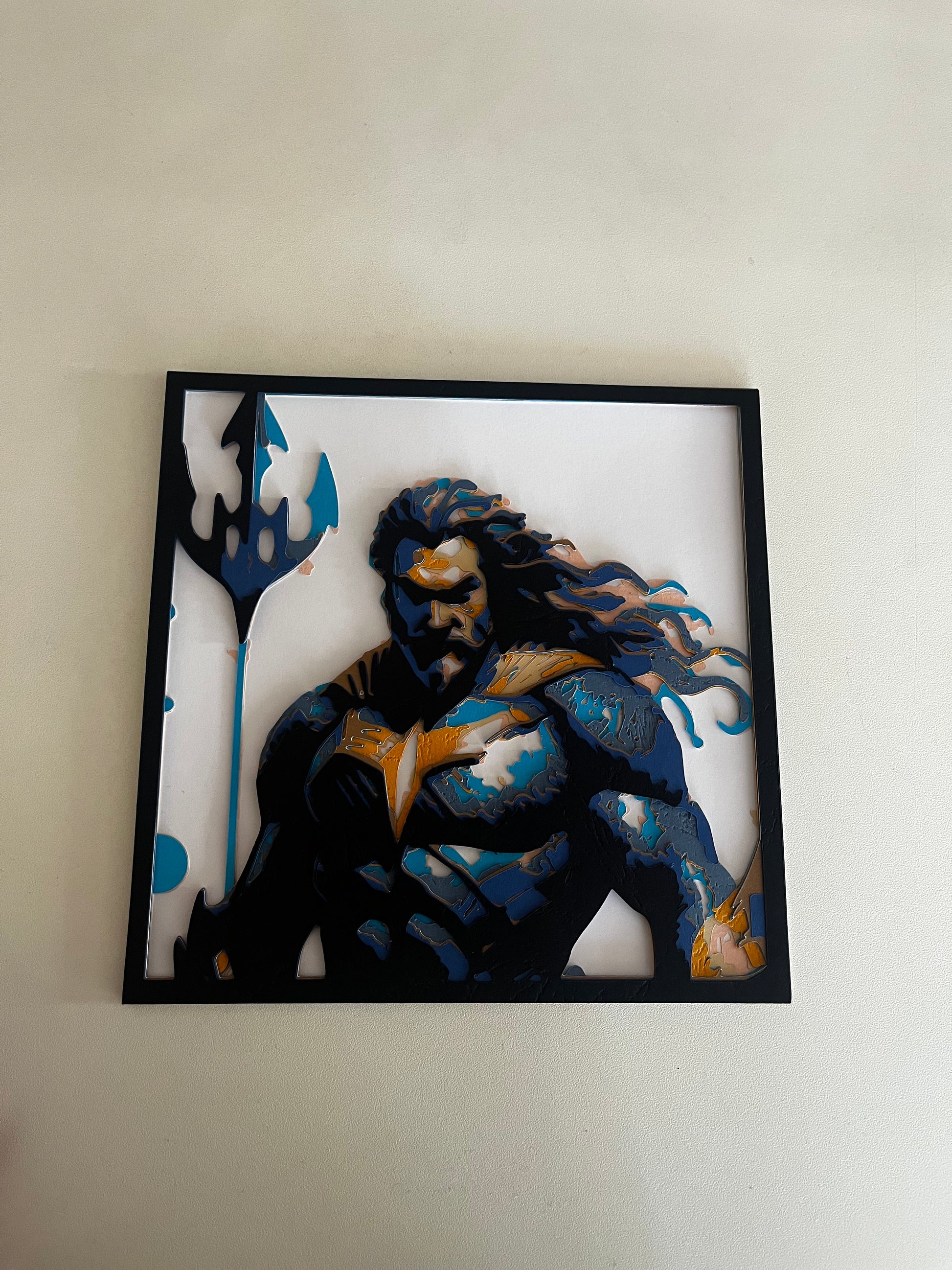 3D Shadow Box pop art Aquaman – višeslojna papercut dekoracija u crnom okviru okačena na beli zid