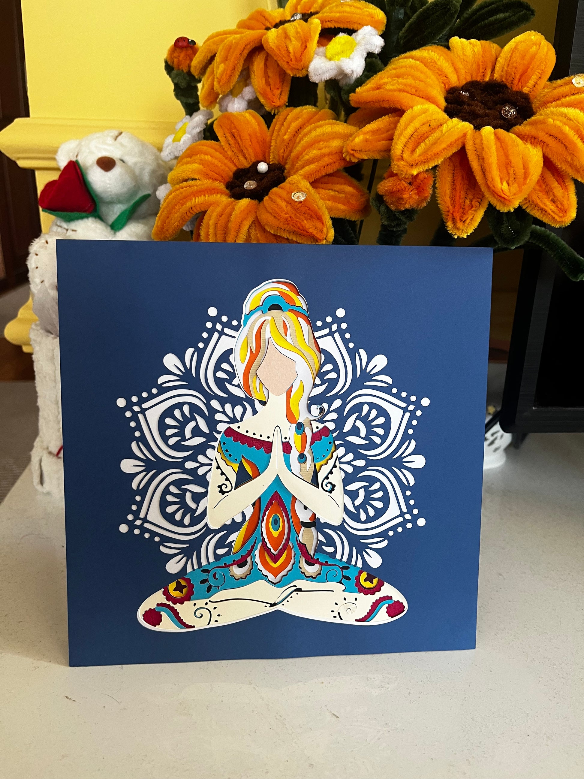 3D Shadow Box yoga meditacija – ručno rađena papercut dekoracija u plavom okviru