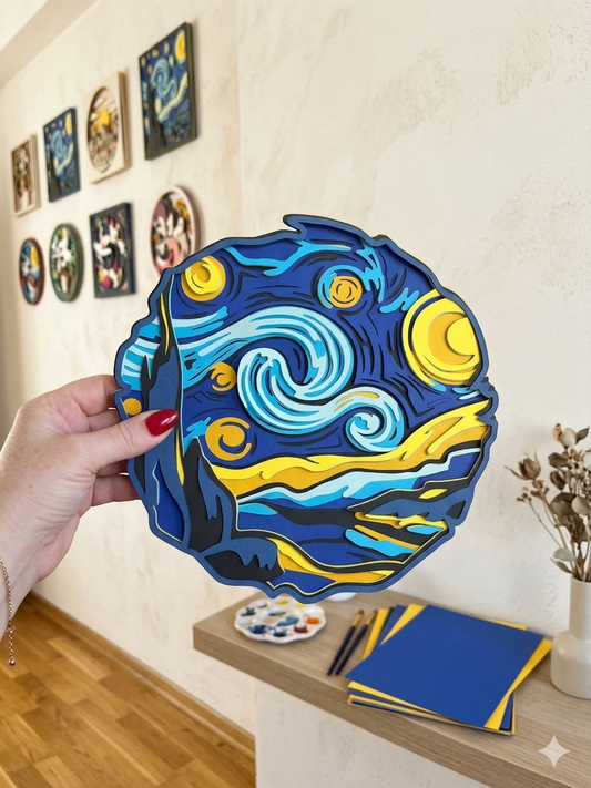 3D okrugla papercut Van Gogh Zvezdana Noć – prikaz veličine u ruci, galerija Shadow Box radova u pozadini