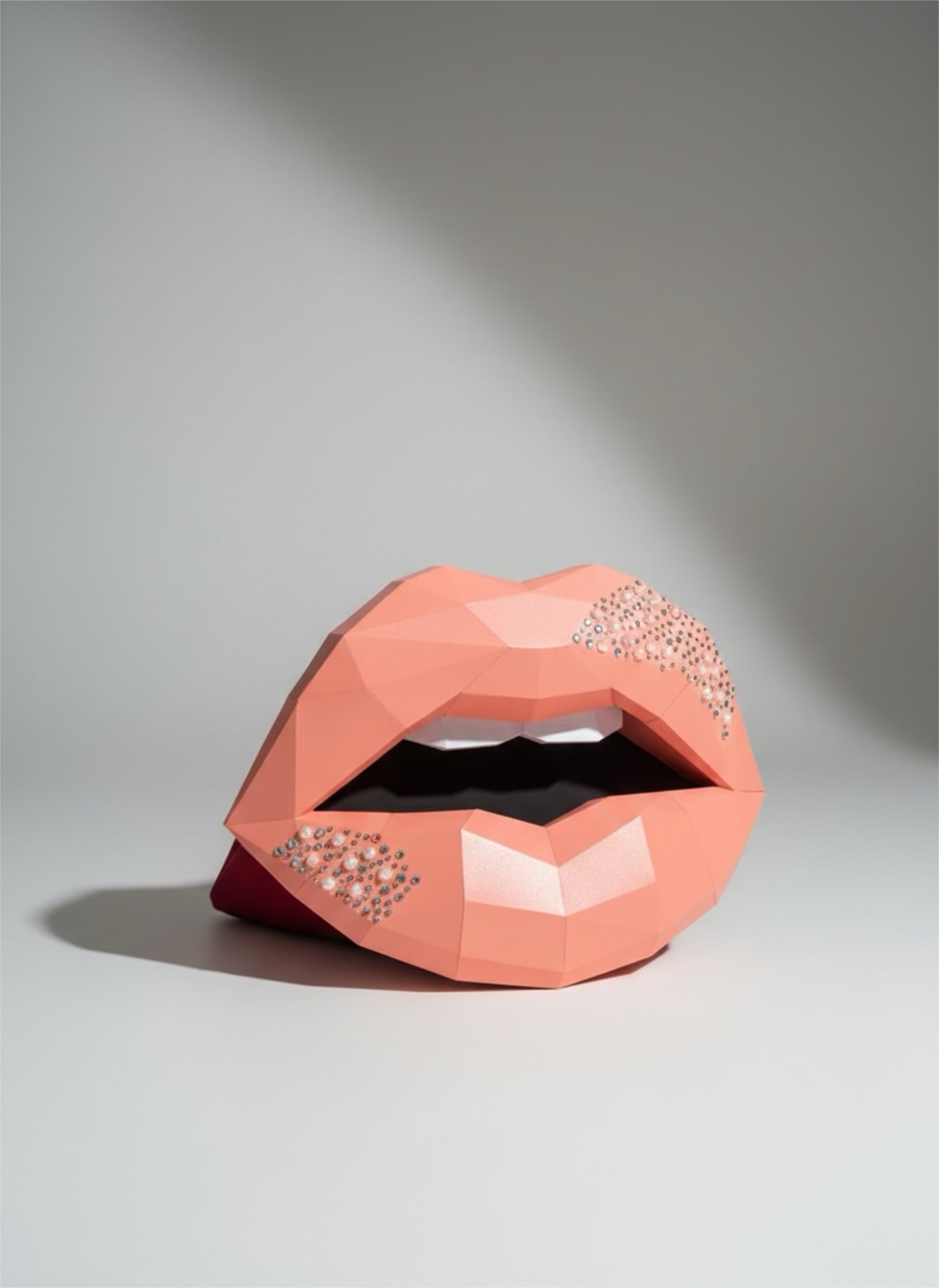 3D figura usana u roze boji sa kristalima, pogled spreda na sivoj pozadini