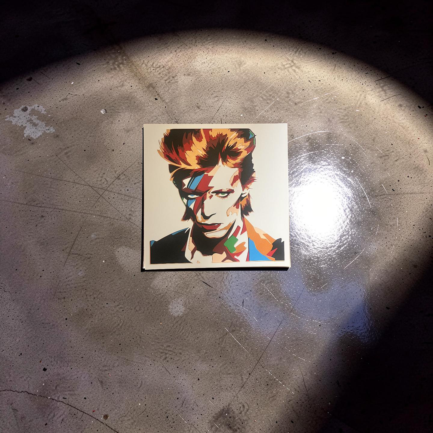 3D Shadow Box pop art portret – detalj u spotlight osvetljenju na tamnoj betonskoj podlozi