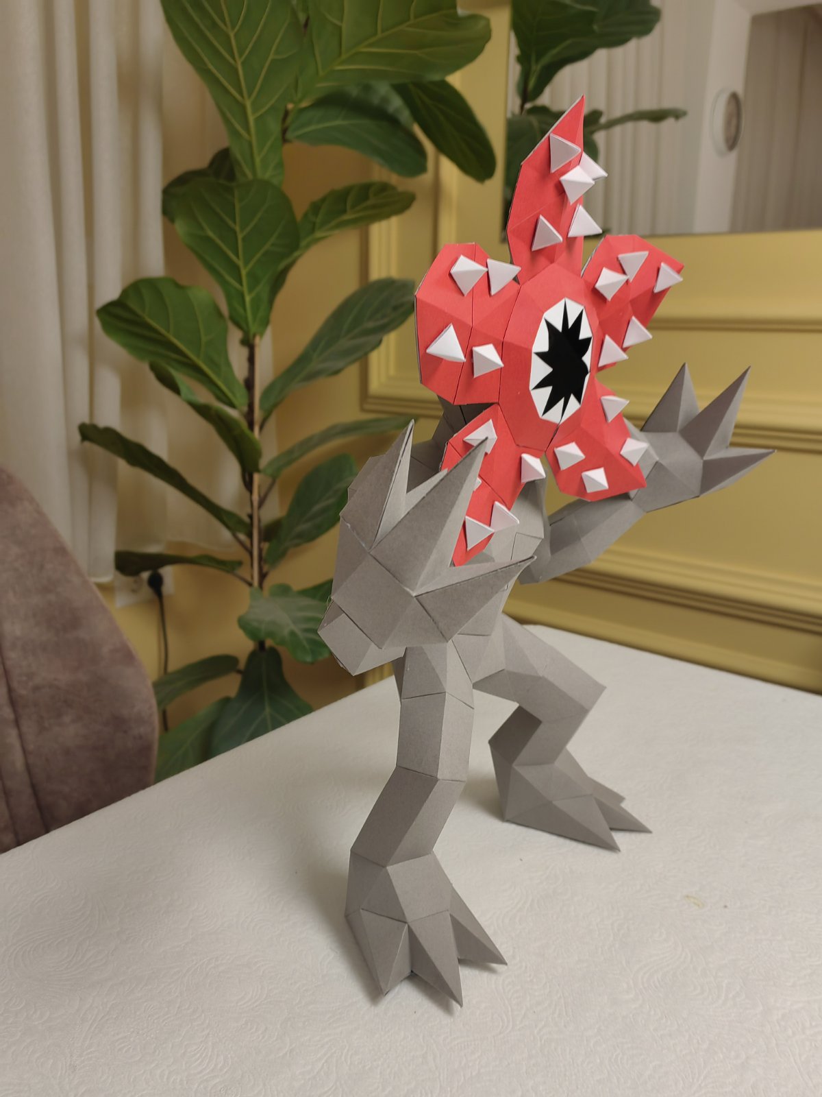 Demogorgon low poly figura bočni pogled ručno napravljena dekoracija