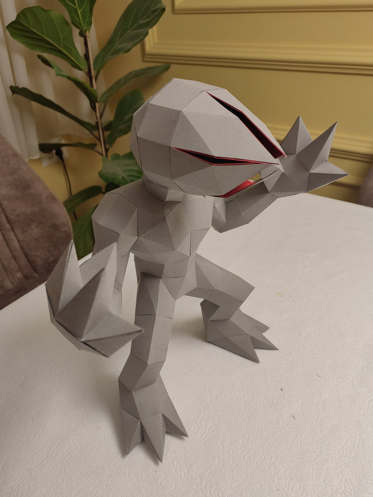 Demogorgon low poly figura detalj glave geometrijski dizajn karton