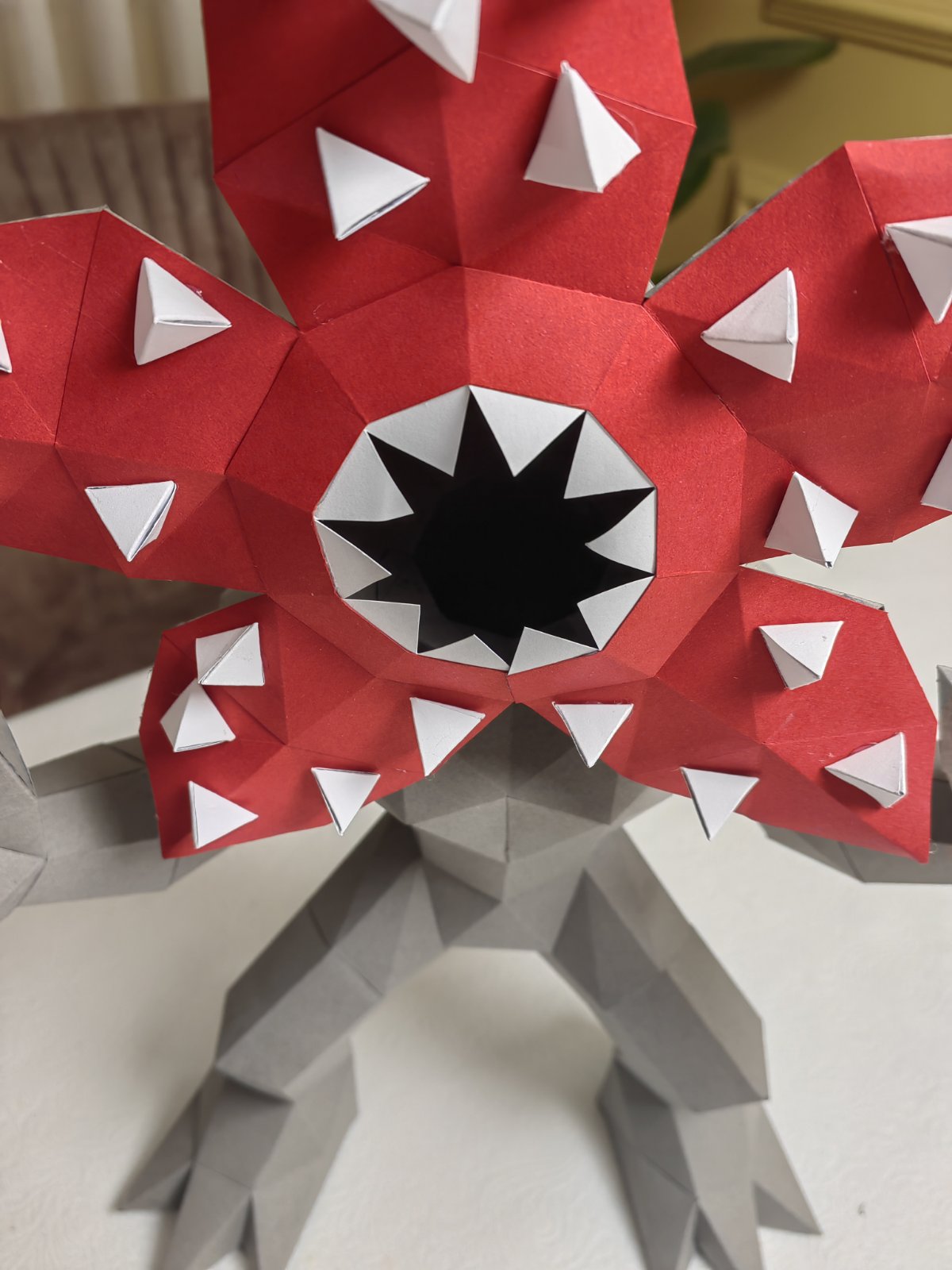 Demogorgon low poly figura pogled odozgo geometrijska dekoracija