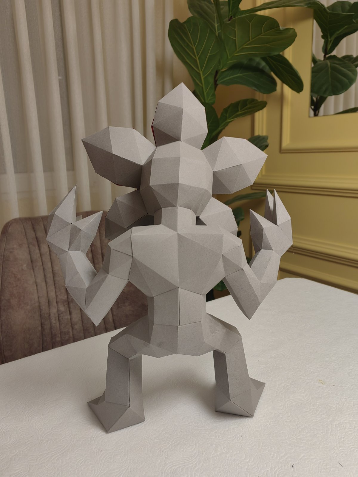 Demogorgon low poly figura pogled odpozadi geometrijska dekoracija