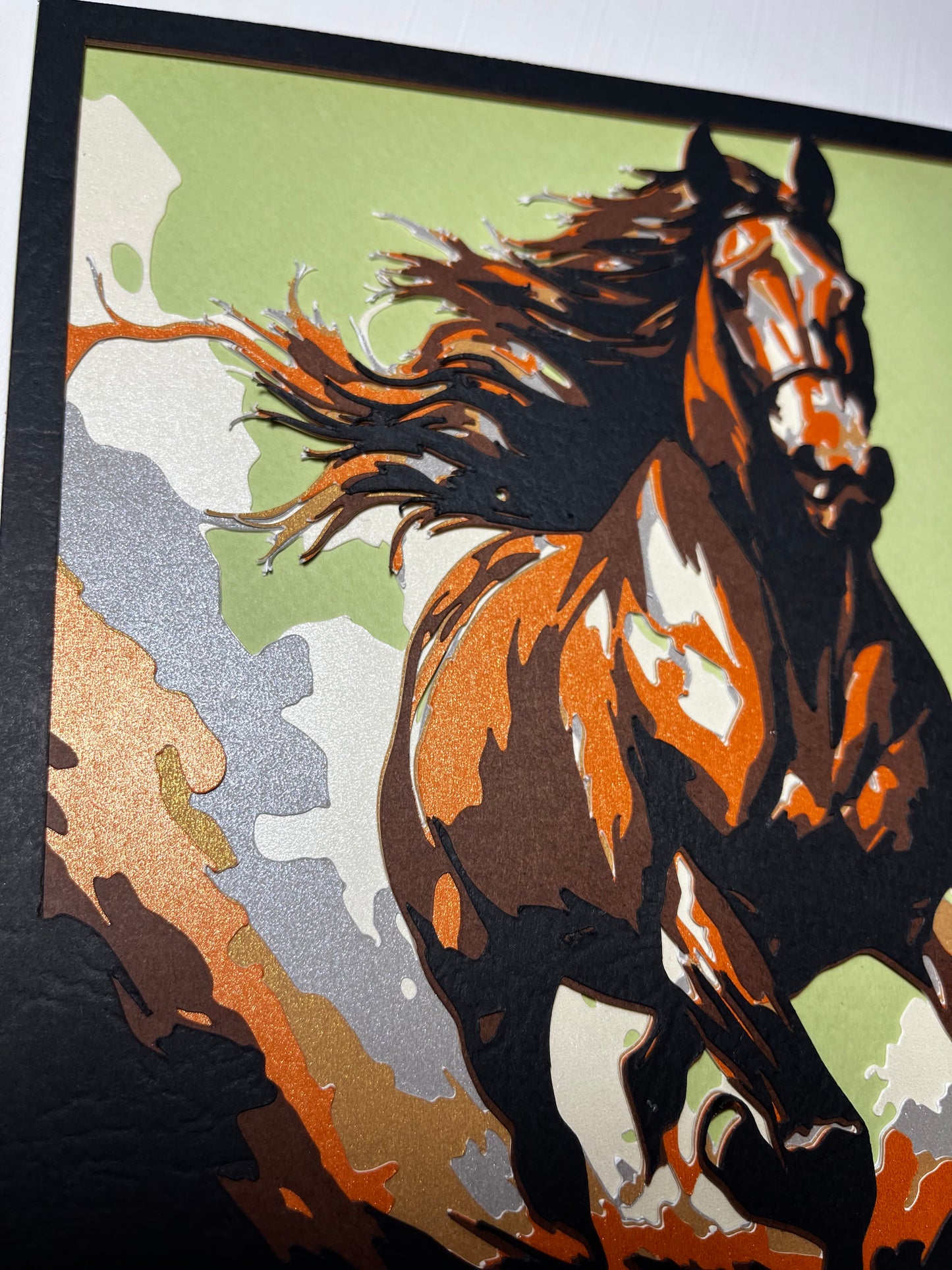 Detalj ručno rađene 3D papercut dekoracije konja – zlatni i srebrni slojevi kartona, detalj grive