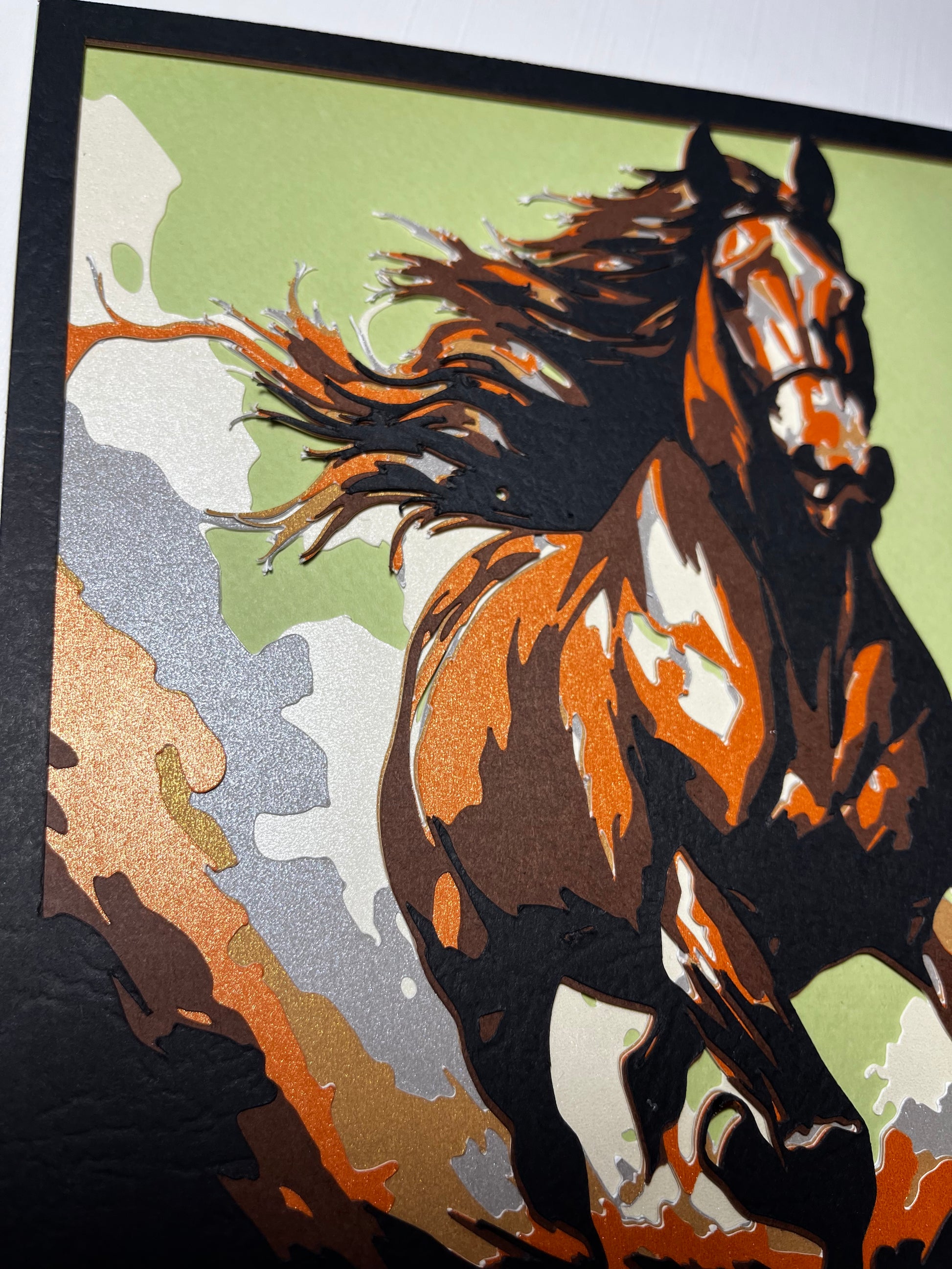 Detalj ručno rađene 3D papercut dekoracije konja – zlatni i srebrni slojevi kartona, detalj grive