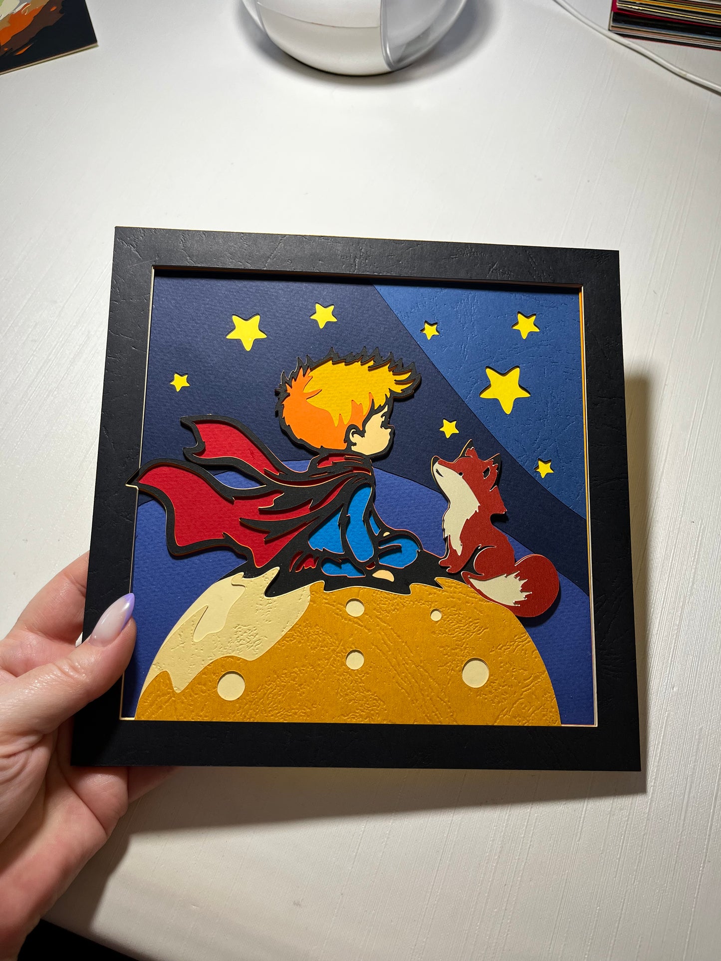 3D layered art shadow box Mali Princ i lisica u crnom okviru – prikaz veličine u ruci