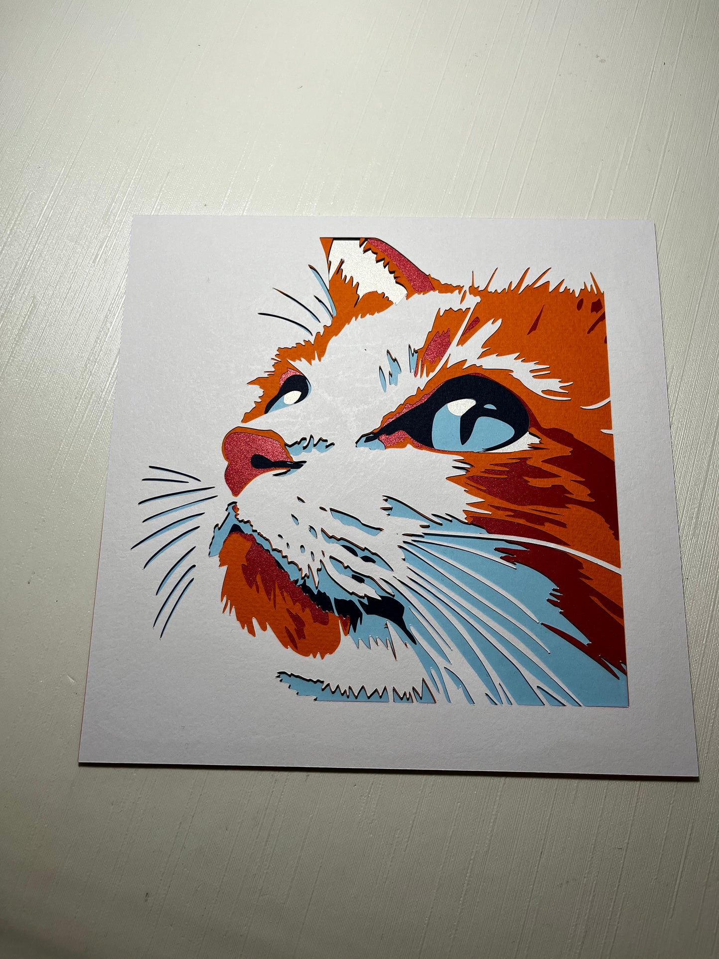 3D layered art portret riđe mačke – višeslojna papercut dekoracija u narandžastim i krem tonovima