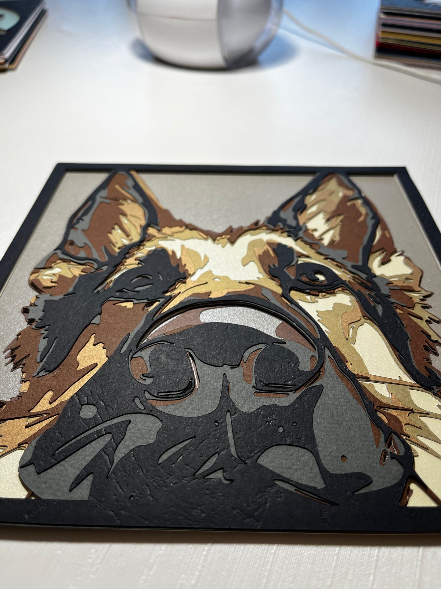 Detalj 3D layered art dekoracije nemačkog ovčara odozgo – smeđi i krem slojevi kartona na zlatnoj pozadini