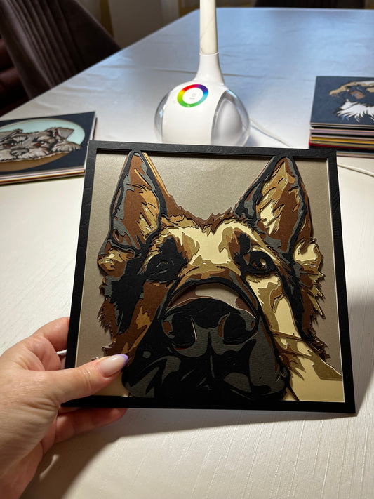 3D višeslojna papercut dekoracija nemačkog ovčara u ruci – prikaz veličine i kvaliteta izrade u crnom okviru