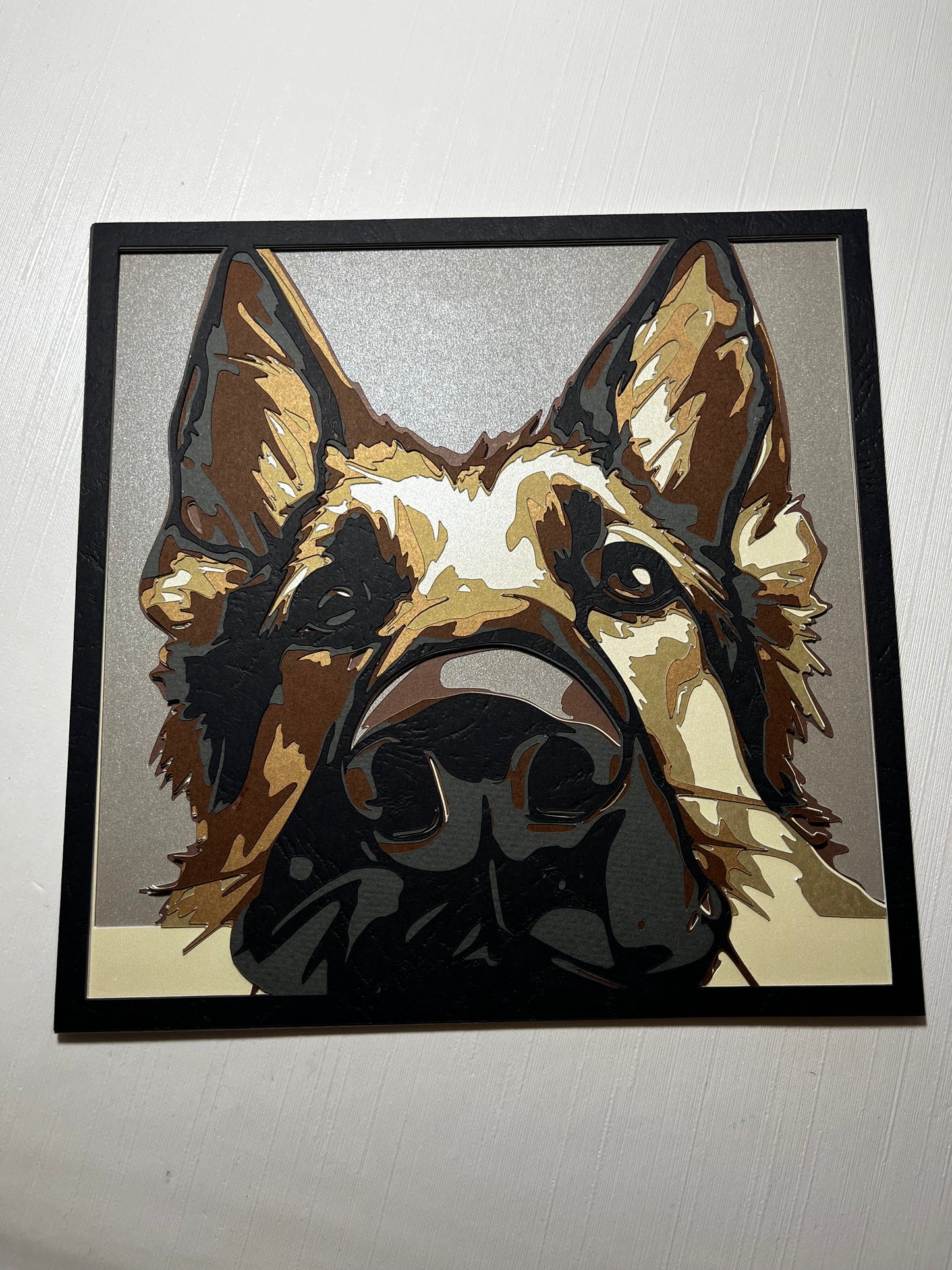 3D layered art portret nemačkog ovčara okačen na zid – višeslojna papercut dekoracija na zlatno-srebrnoj pozadini