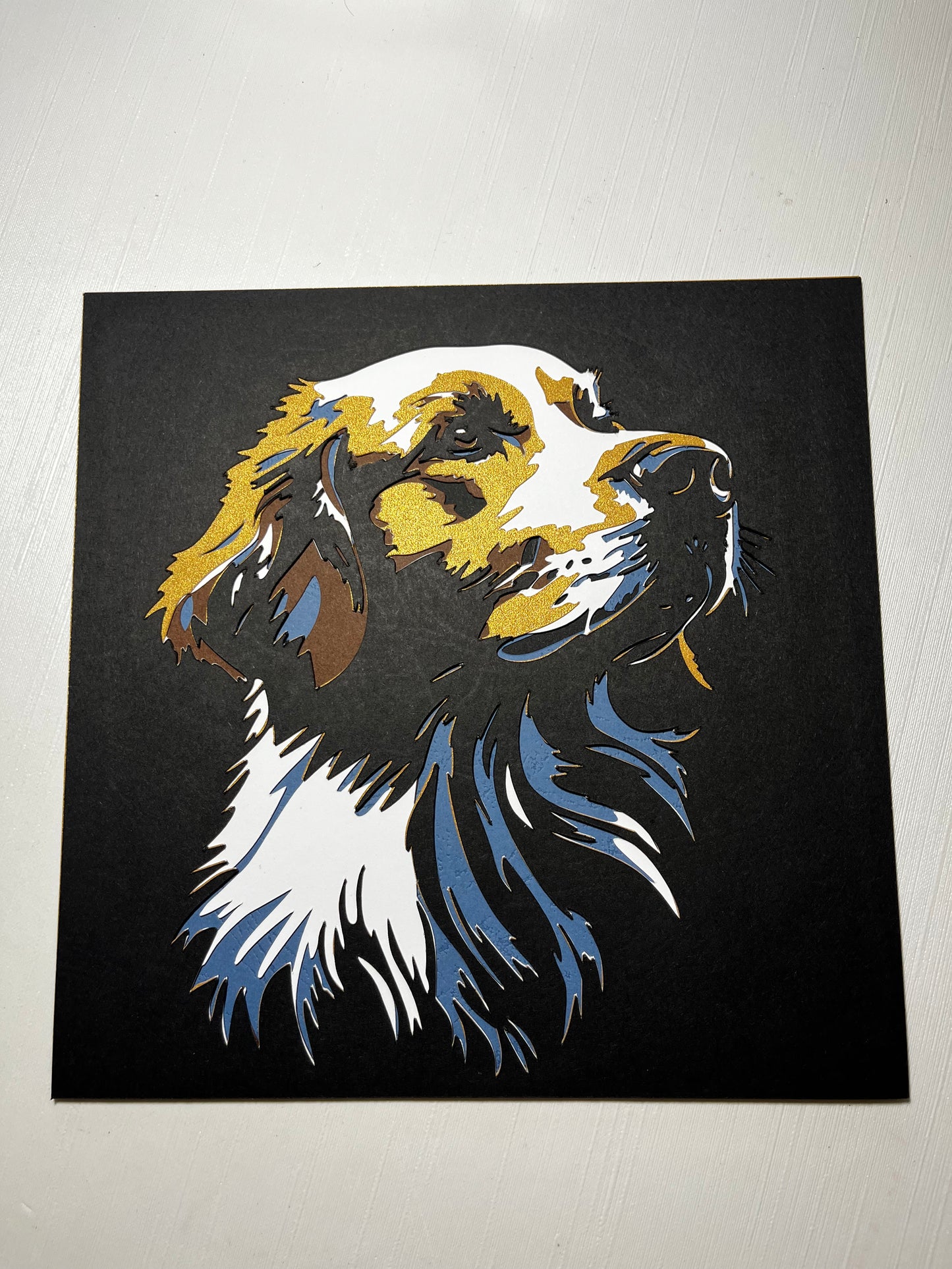 3D layered art portret psa na crnoj pozadini – višeslojna papercut dekoracija sa zlatnim i belim akcentima