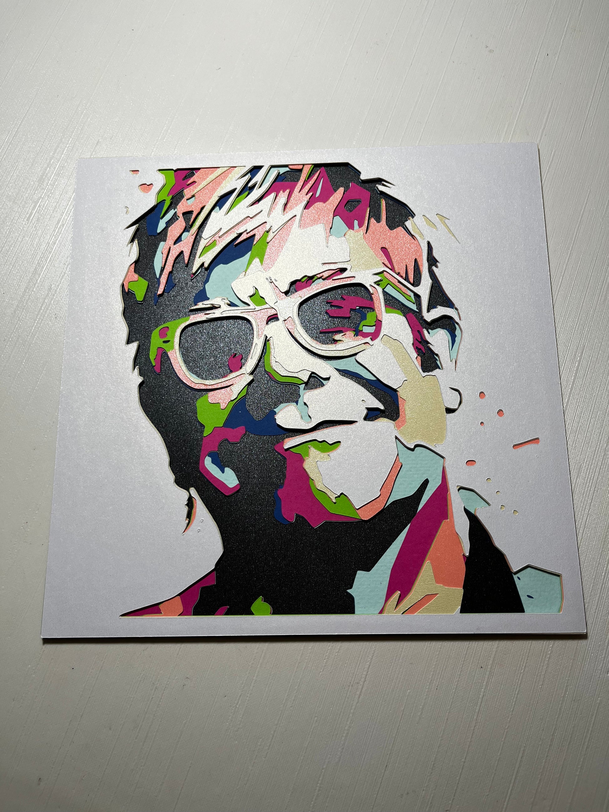 3D layered art portret Eltona Johna bez okvira – pop-art višeslojna papercut dekoracija u eksploziji boja
