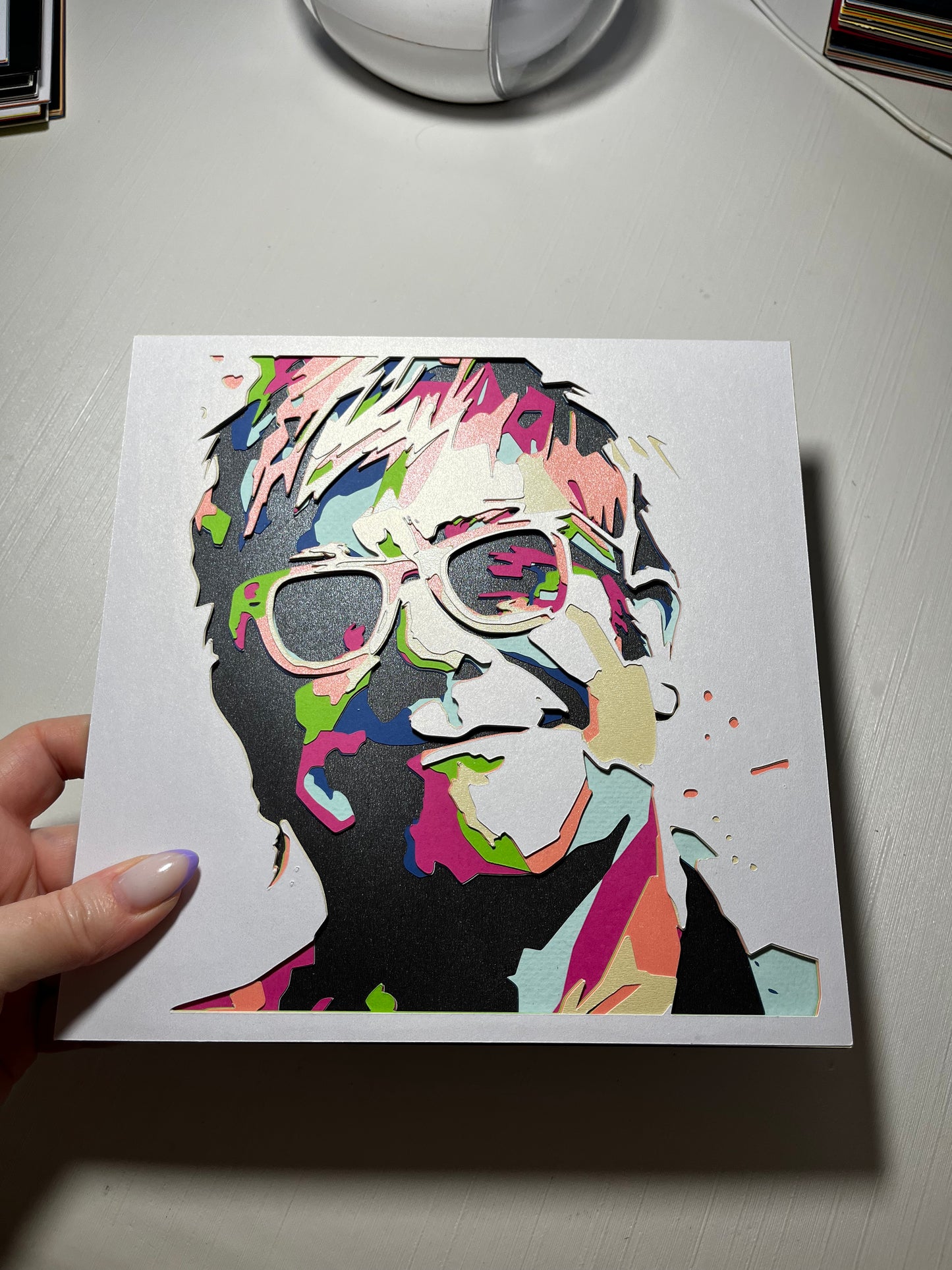 3D layered art portret Eltona Johna bez okvira – pop-art višeslojna papercut dekoracija u eksploziji boja