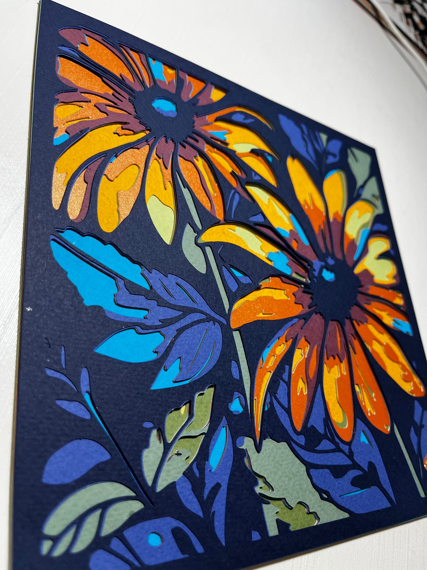Bočni prikaz 3D layered art dekoracije cveta rudbeckije – dubina slojeva papercut tehnike 