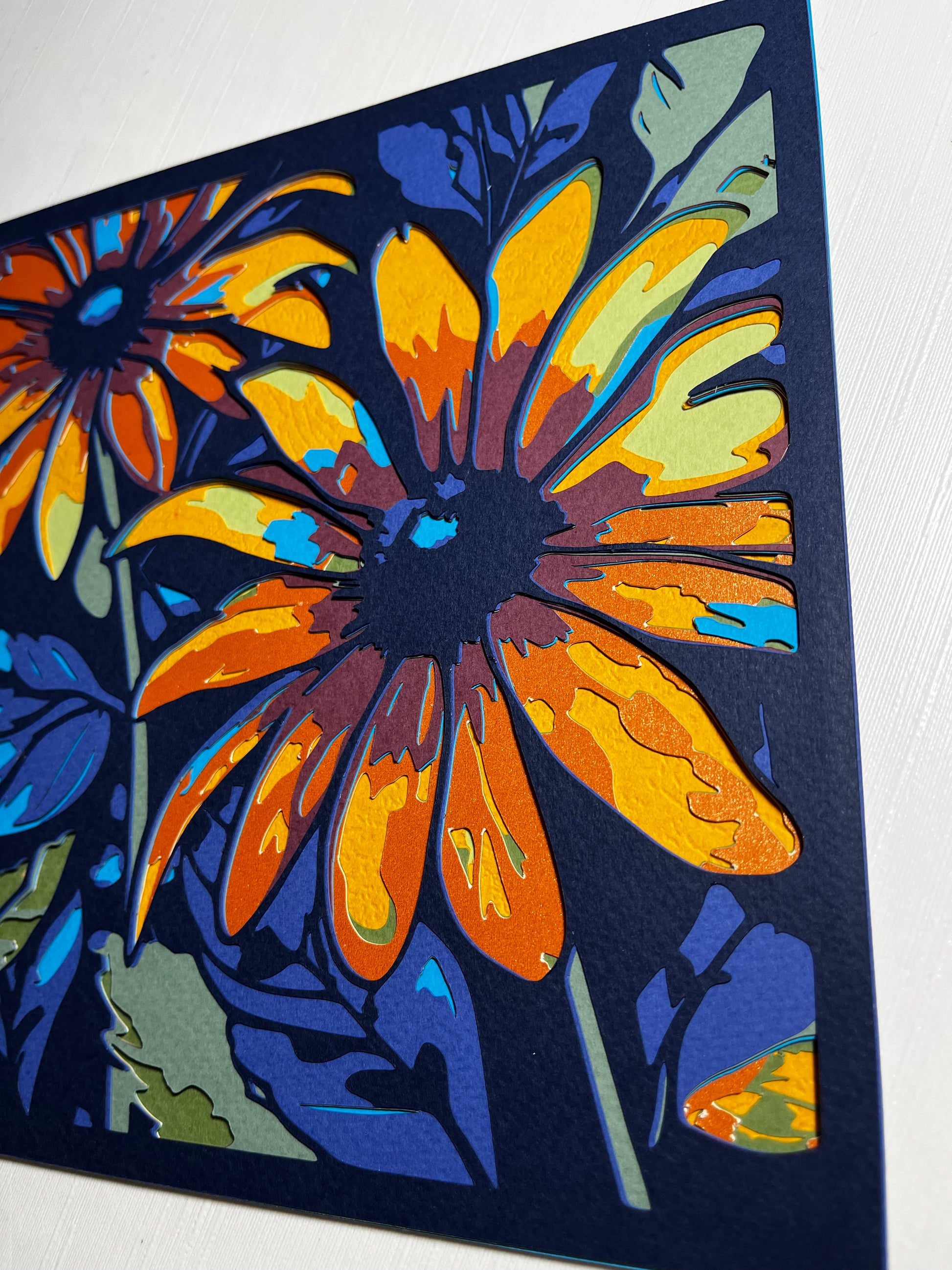 3D višeslojna papercut dekoracija cveta rudbeckije – prikaz dubine i teksture zlatno-narandžastih latica