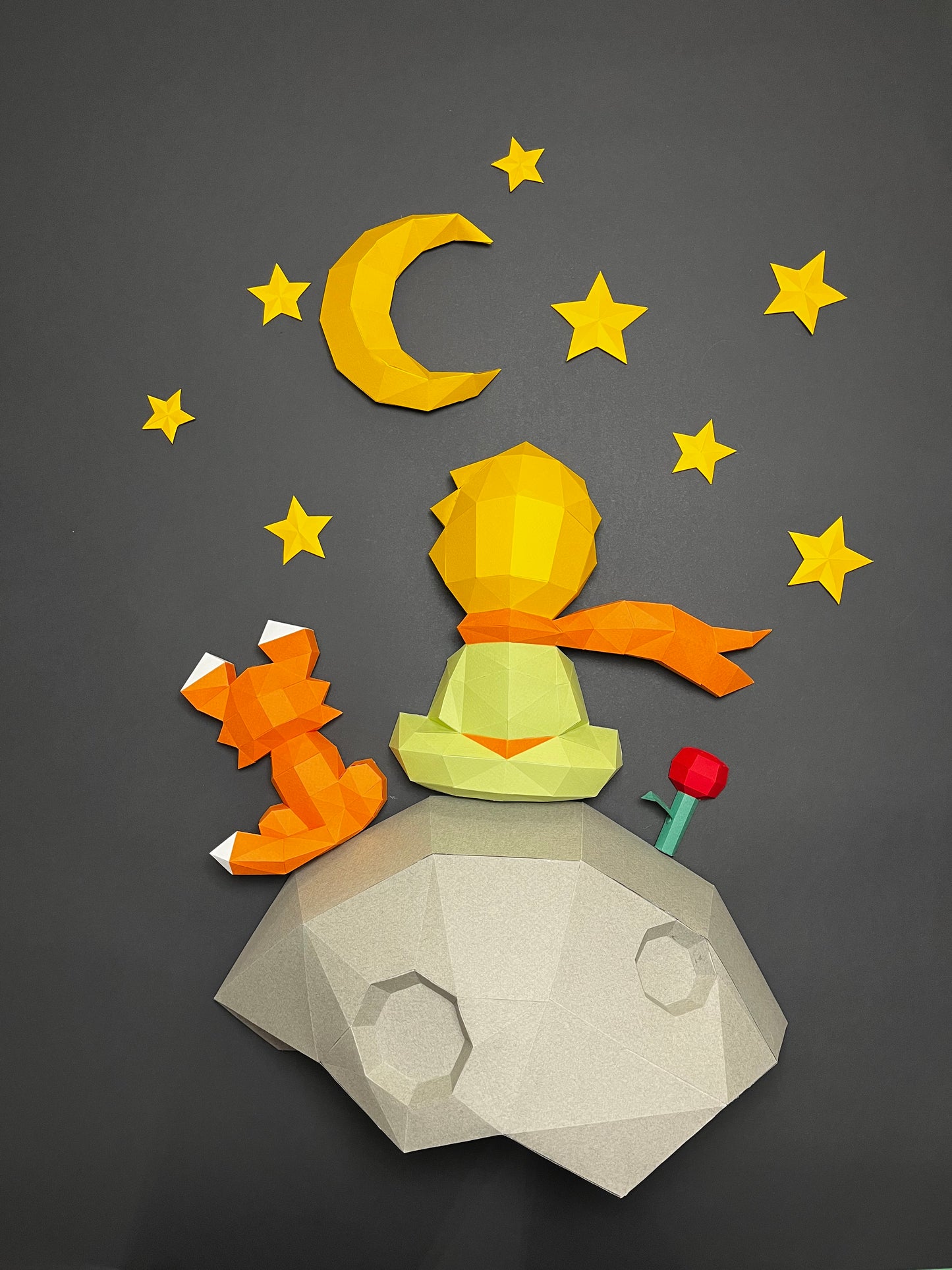 3D low poly papercraft kompozicija Malog Princa i lisice na asteroidu – mesec i zvezde od kartona na tamnoj pozadini