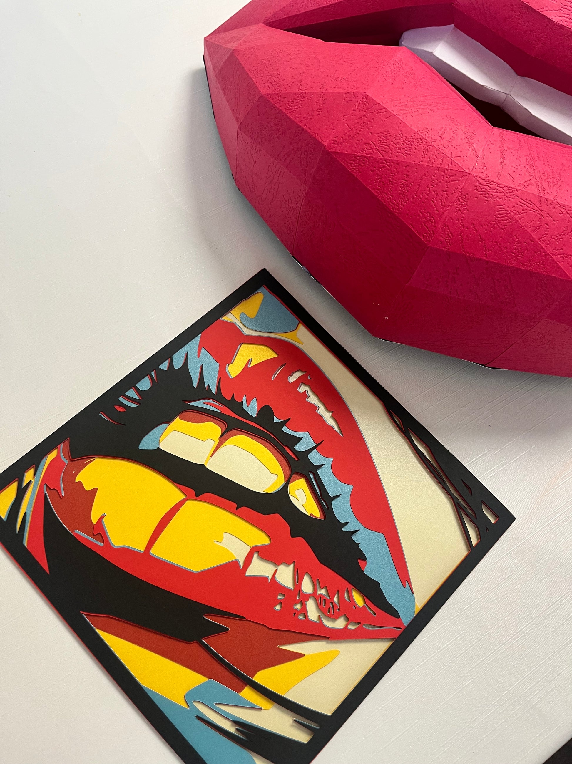 Pop art slika usana na zidu, ručno izrađena umetnička slika u živim bojama