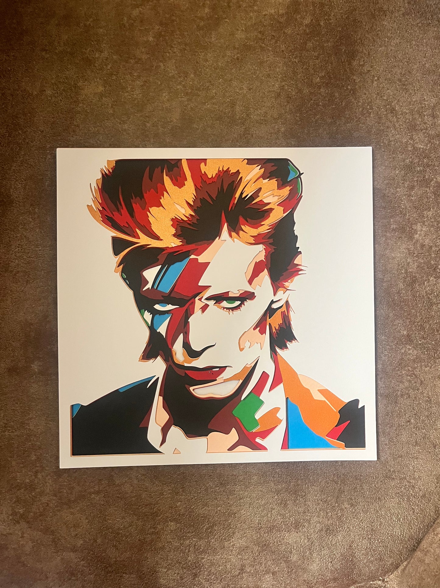 Višeslojna papercut zidna dekoracija David Bowie Ziggy Stardust – pop-art portret sa munjom na licu, vatrena kosa u crvenoj i narandžastoj, bela pozadina