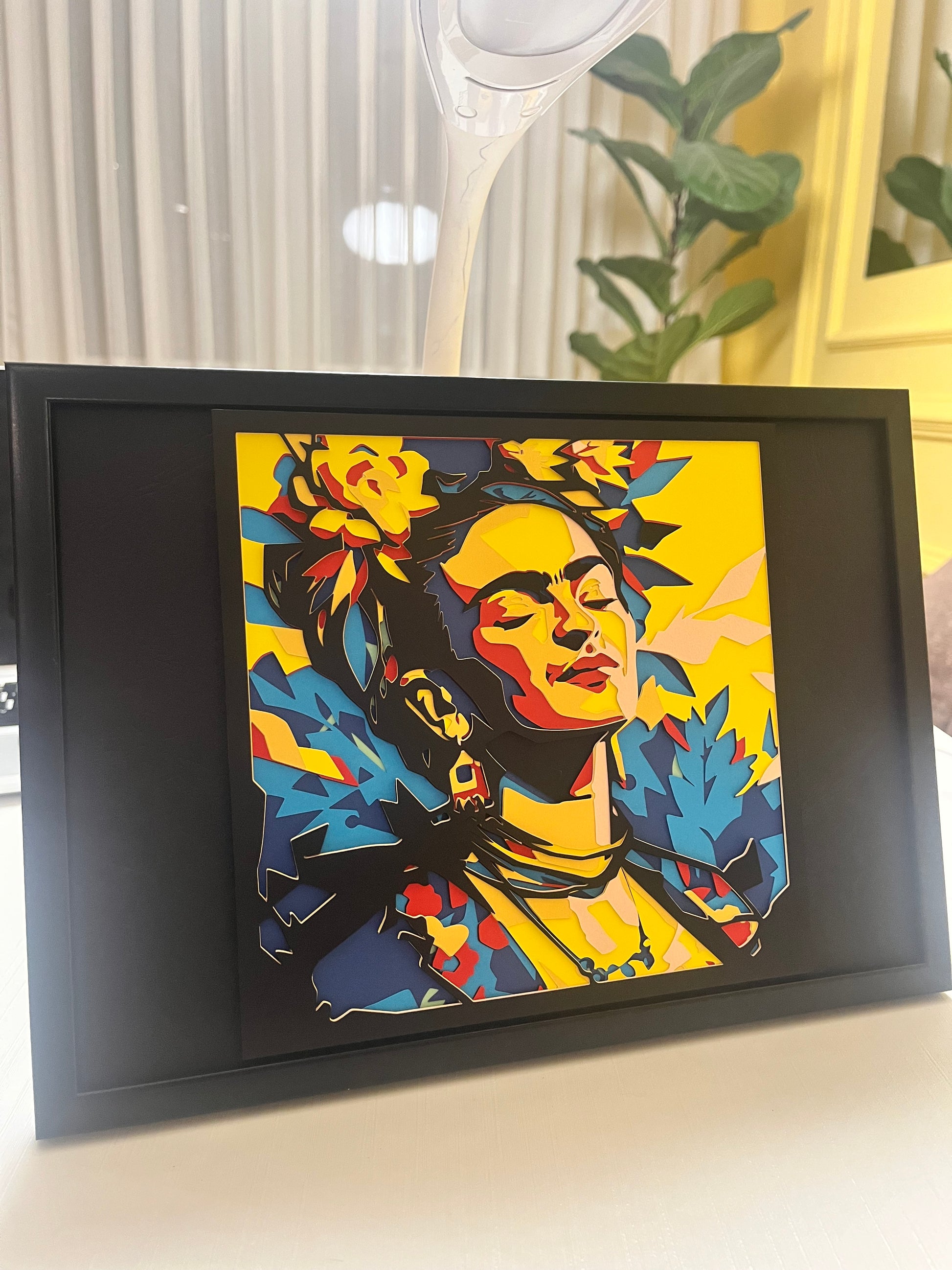 Bočni ugao višeslojne papercut dekoracije Frida Kahlo u crnom okviru – prikaz dubine slojeva i kvaliteta izrade