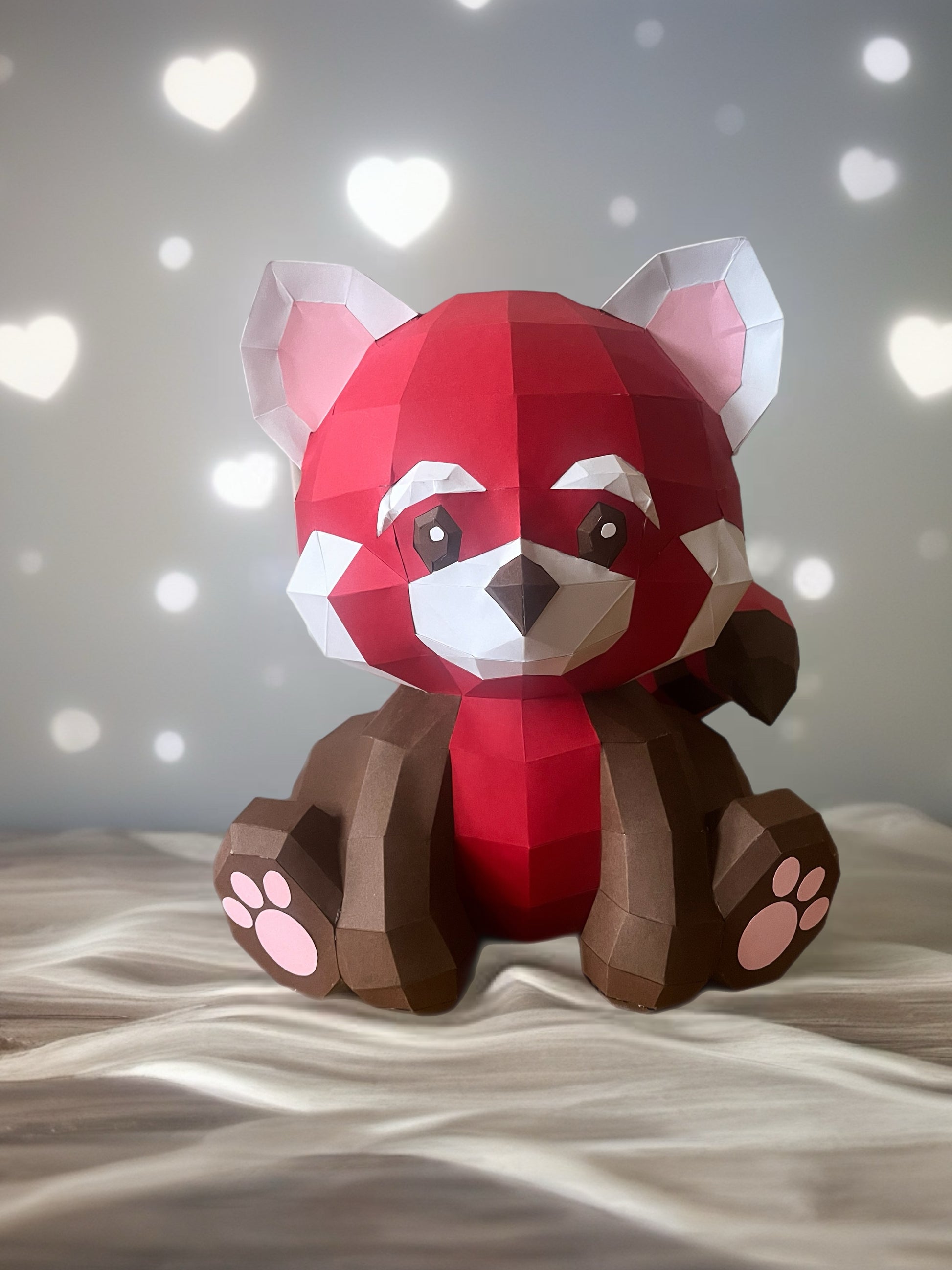 Low poly 3D papercraft skulptura crvene pande na beloj tkanini sa bokeh srcima u pozadini, romantični prikaz