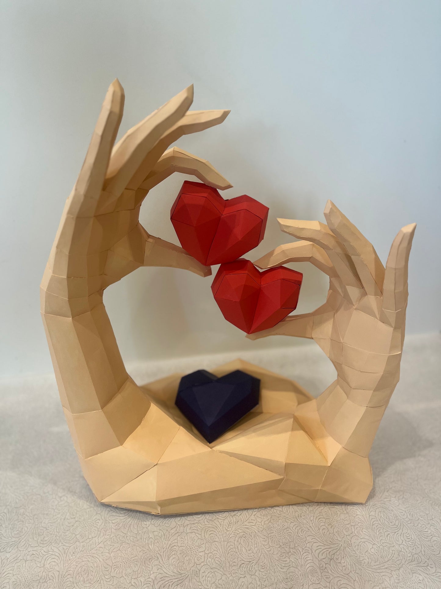 Low poly ruke sa crvenim srcima od kartona - frontalni pogled 3D figure, romantična dekoracija za Dan zaljubljenih