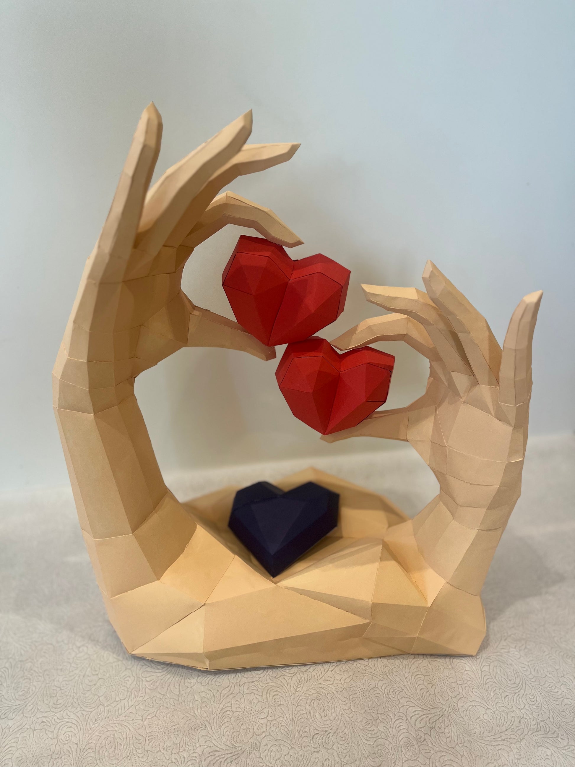 Low poly ruke sa crvenim srcima od kartona - frontalni pogled 3D figure, romantična dekoracija za Dan zaljubljenih