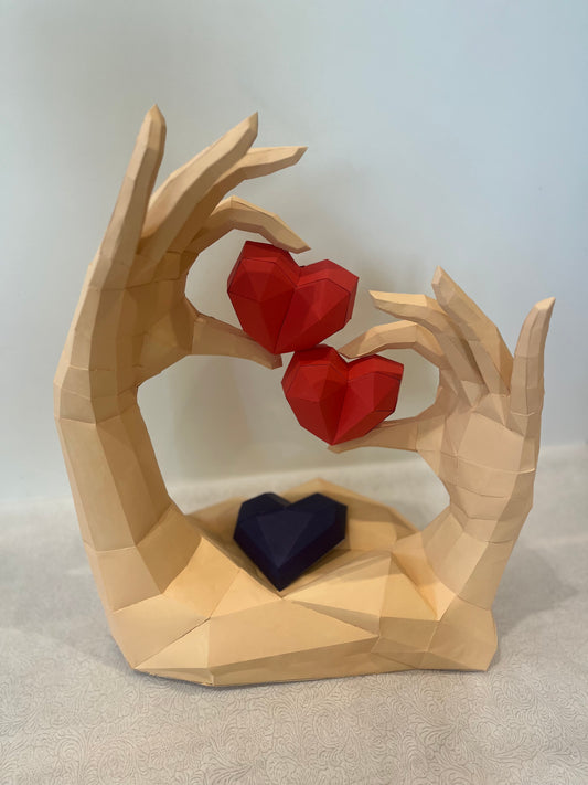 Low poly ruke sa crvenim srcima od kartona - frontalni pogled 3D figure, romantična dekoracija za Dan zaljubljenih