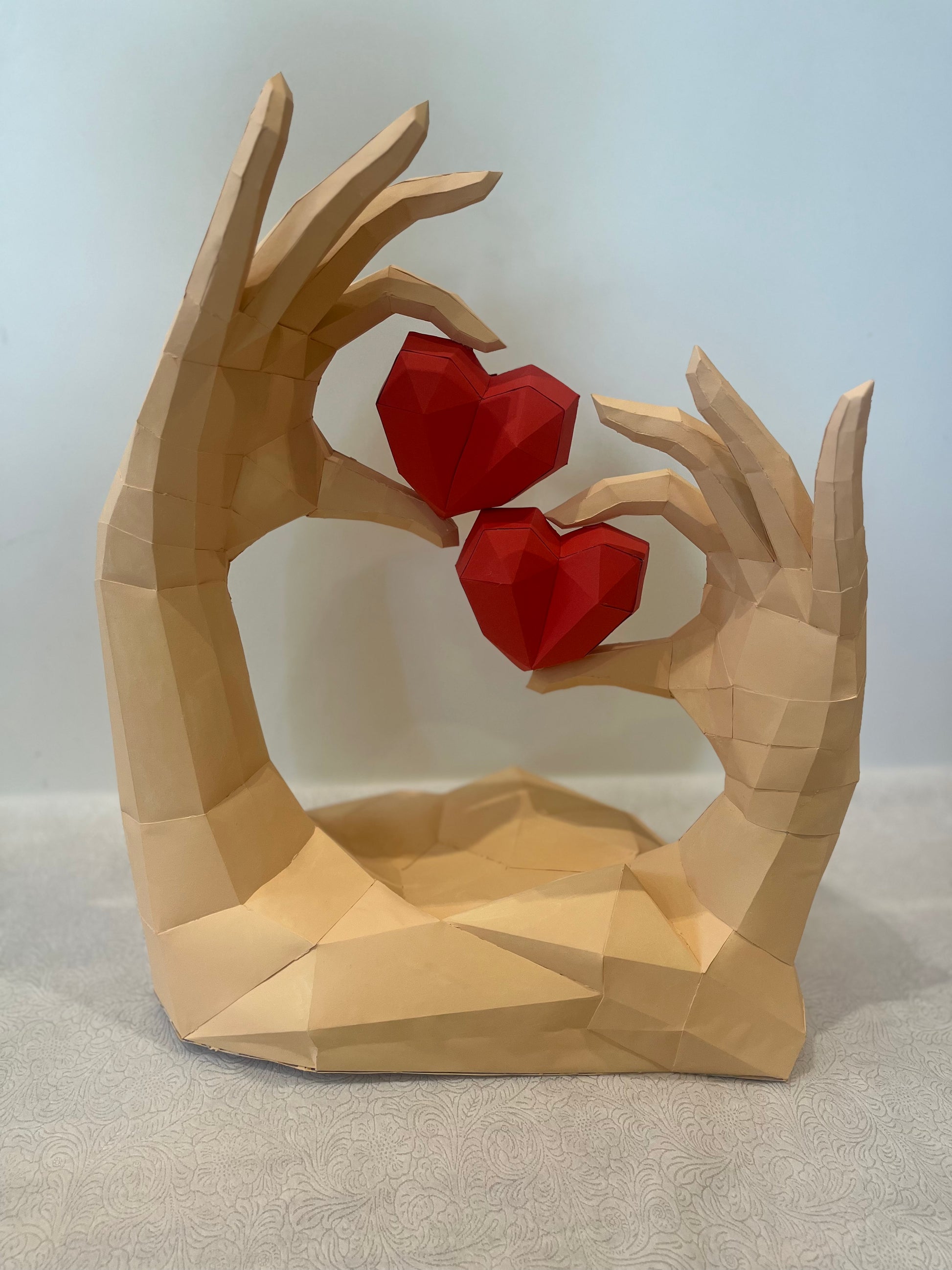 Low poly ruke sa crvenim srcima pogled odozgo - ručno rađena 3D figura od kartona, savršen poklon za voljenu osobu