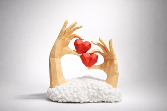 Low poly 3D skulptura dve ruke koje drže dva crvena srca, studio fotografija na beloj pozadini, papirna izrada