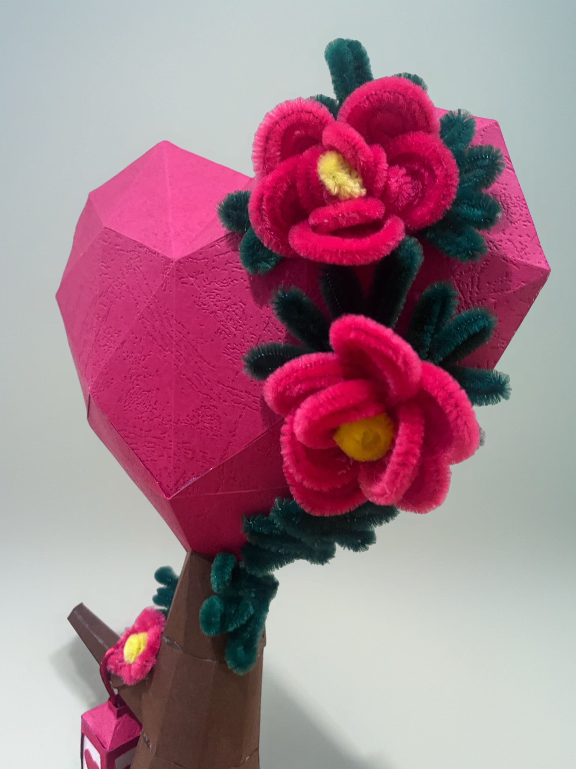 Low poly srce u obliku drveta sa ručno rađenim žičanim cvetovima, roze geometrijsko srce, fuzzy wire cvetovi, poklon za Dan zaljubljenih