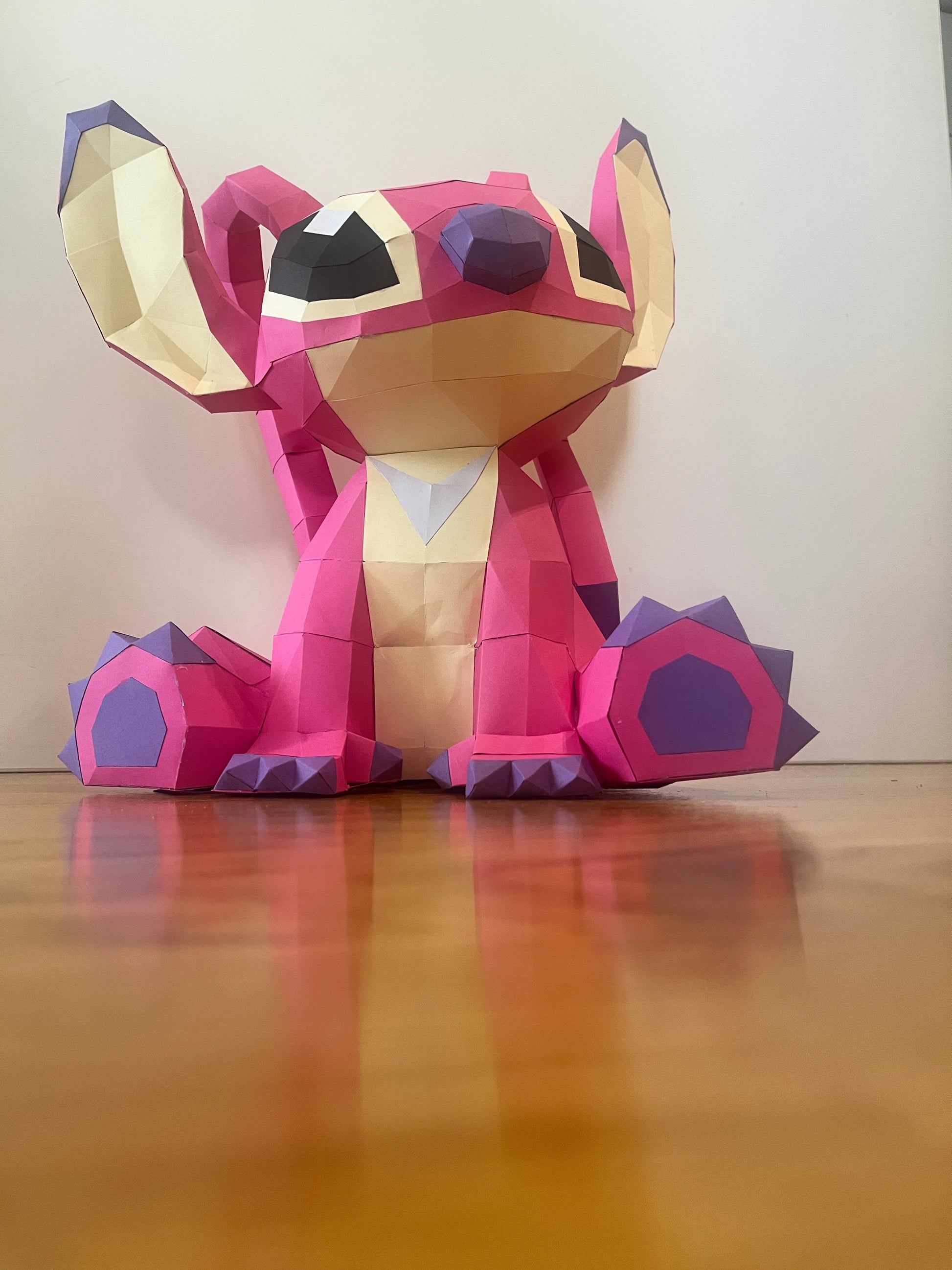 Low poly Stitch figura bočni pogled - prikazuje geometrijske detalje i preciznost izrade