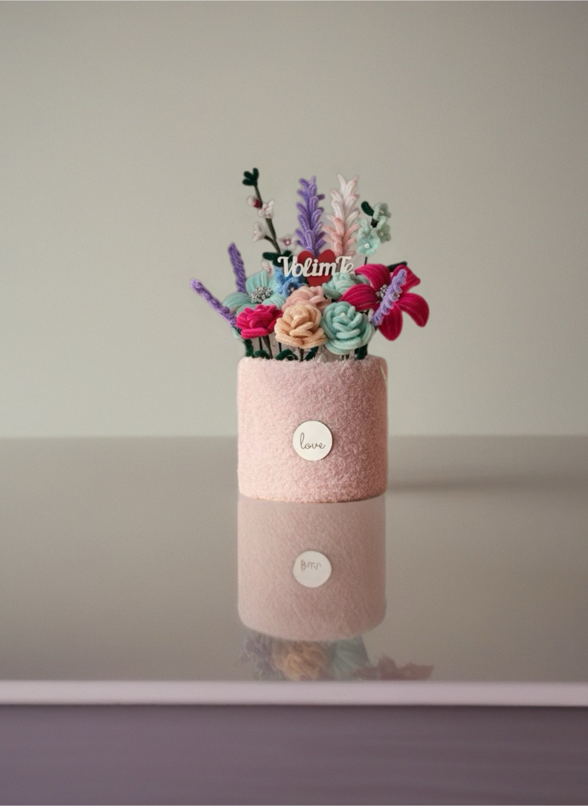 Personalizovani buket od fuzzy žice u pastelnim bojama sa natpisom 'Volim te' - ručno rađen poklon za Dan zaljubljenih, rođendane i posebne prilike