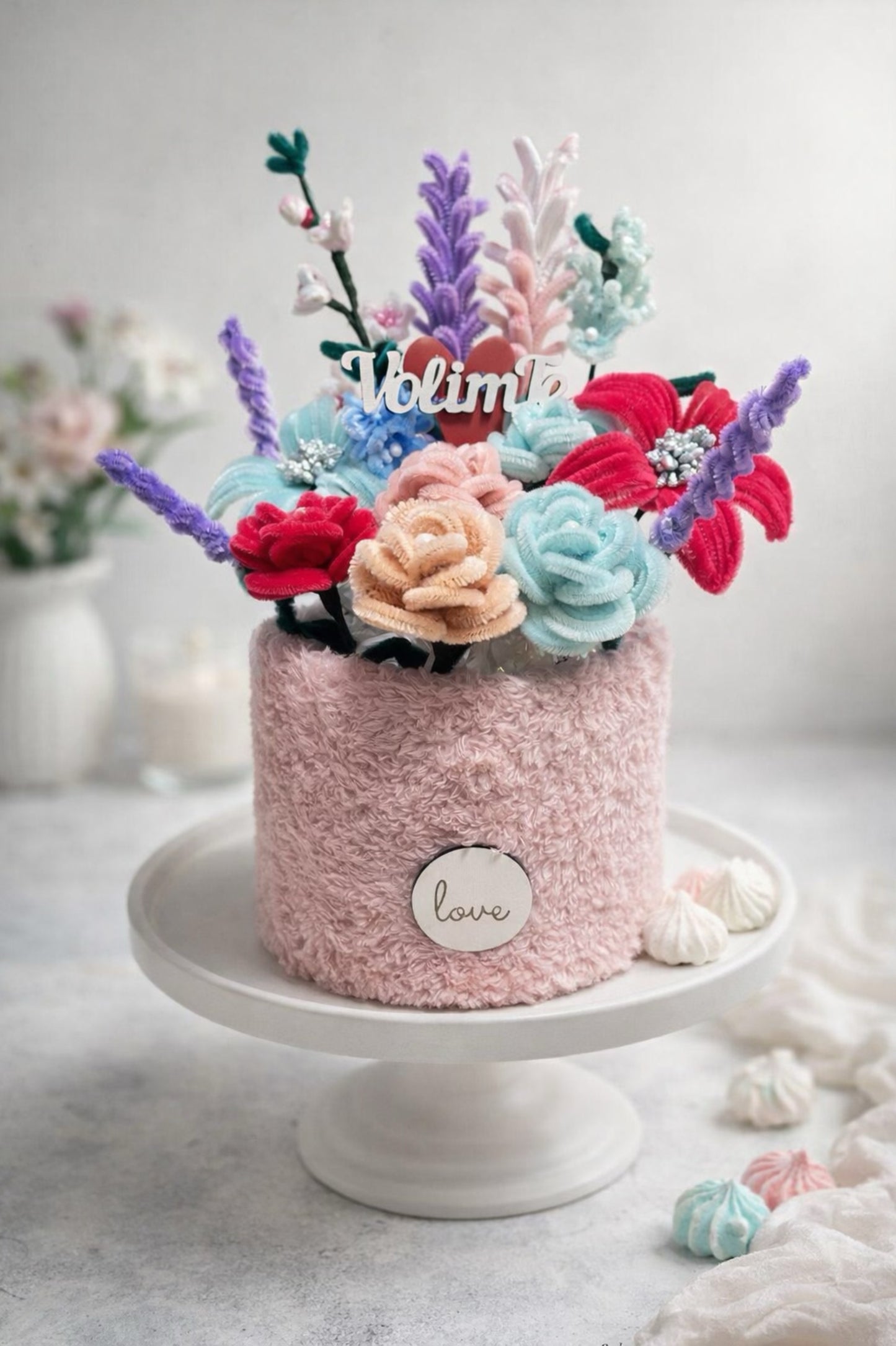 Personalizovani buket od fuzzy žice u pastelnim bojama sa natpisom 'Volim te' - ručno rađen poklon za Dan zaljubljenih, rođendane i posebne prilike