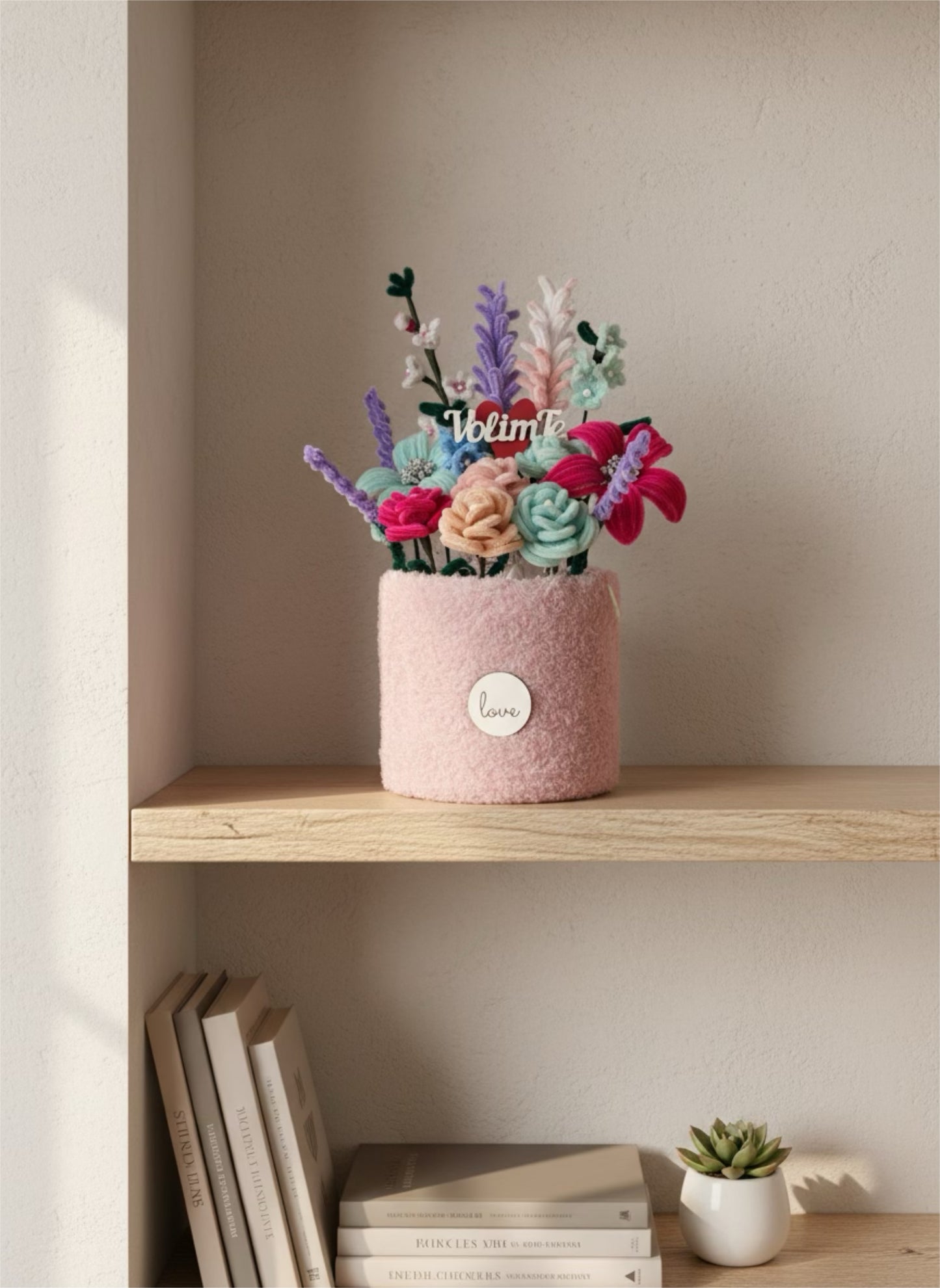 Personalizovani buket od fuzzy žice u pastelnim bojama sa natpisom 'Volim te' - ručno rađen poklon za Dan zaljubljenih, rođendane i posebne prilike