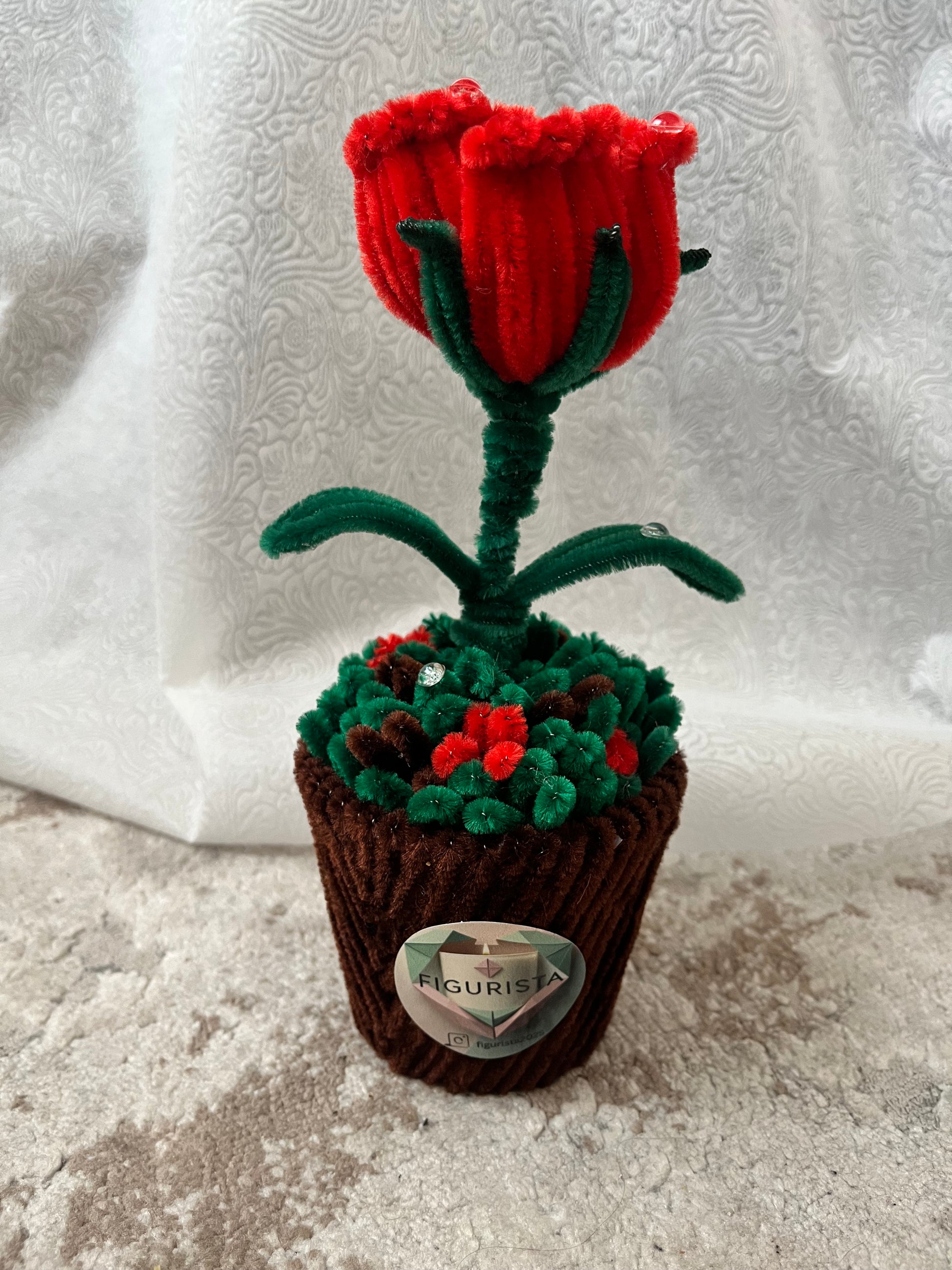 Ručno rađena plišana crvena ruža u braon saksiji sa Figurista brendom, frontalni pogled