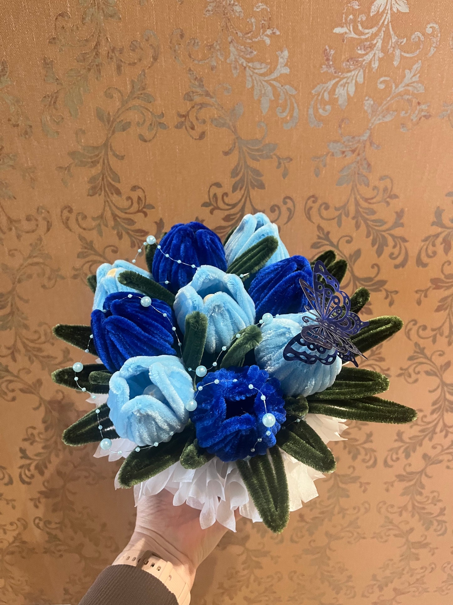 Plišano-žičani buket plavih i svetloplavih lala sa zelenim listovima i perlicama