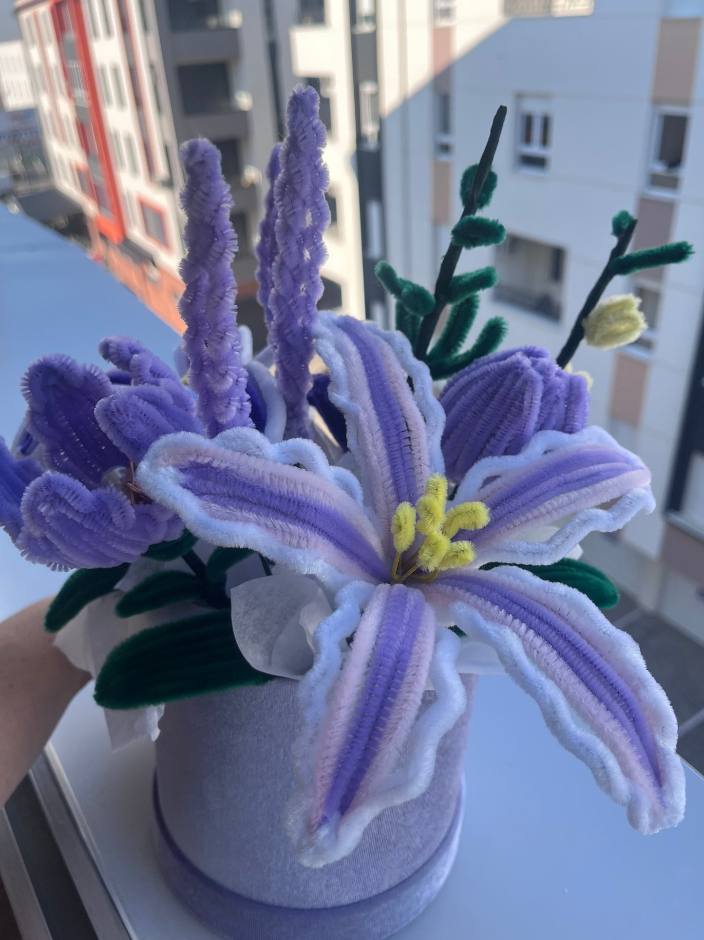 Detalj plišanog buketa sa ljubičastim i belim cvećem, bočni pogled