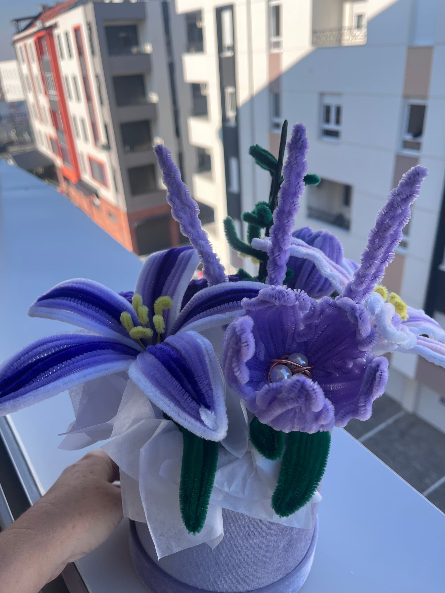 Plišano-žičani buket sa ljubičastim ljiljanima, tulipanima i žutim cvećem